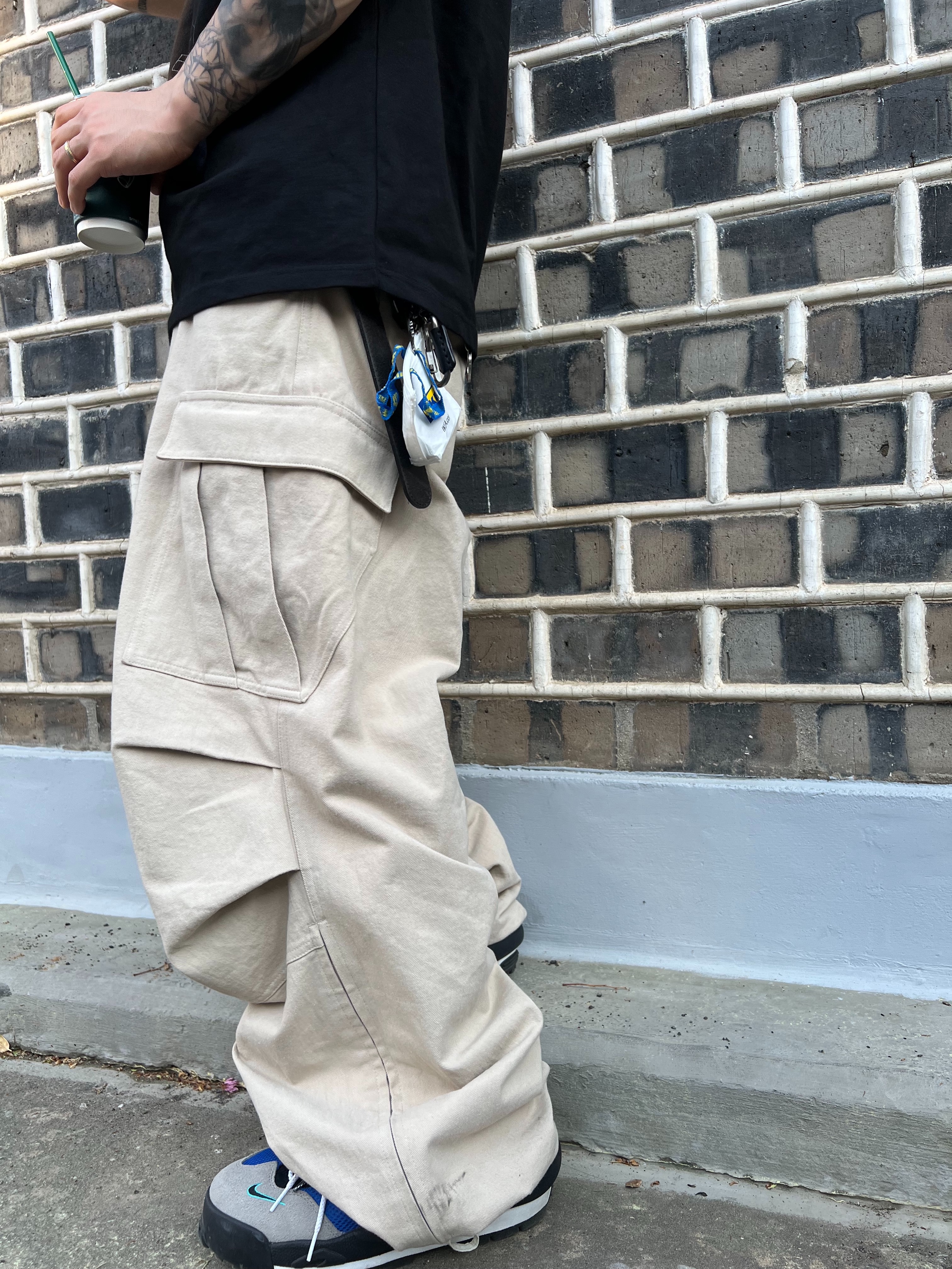 Nonnod Side Zip Cargo Pants Beige, Nike x Sacai Magmascape SP Varsity Royal 착용 스타일 - 2