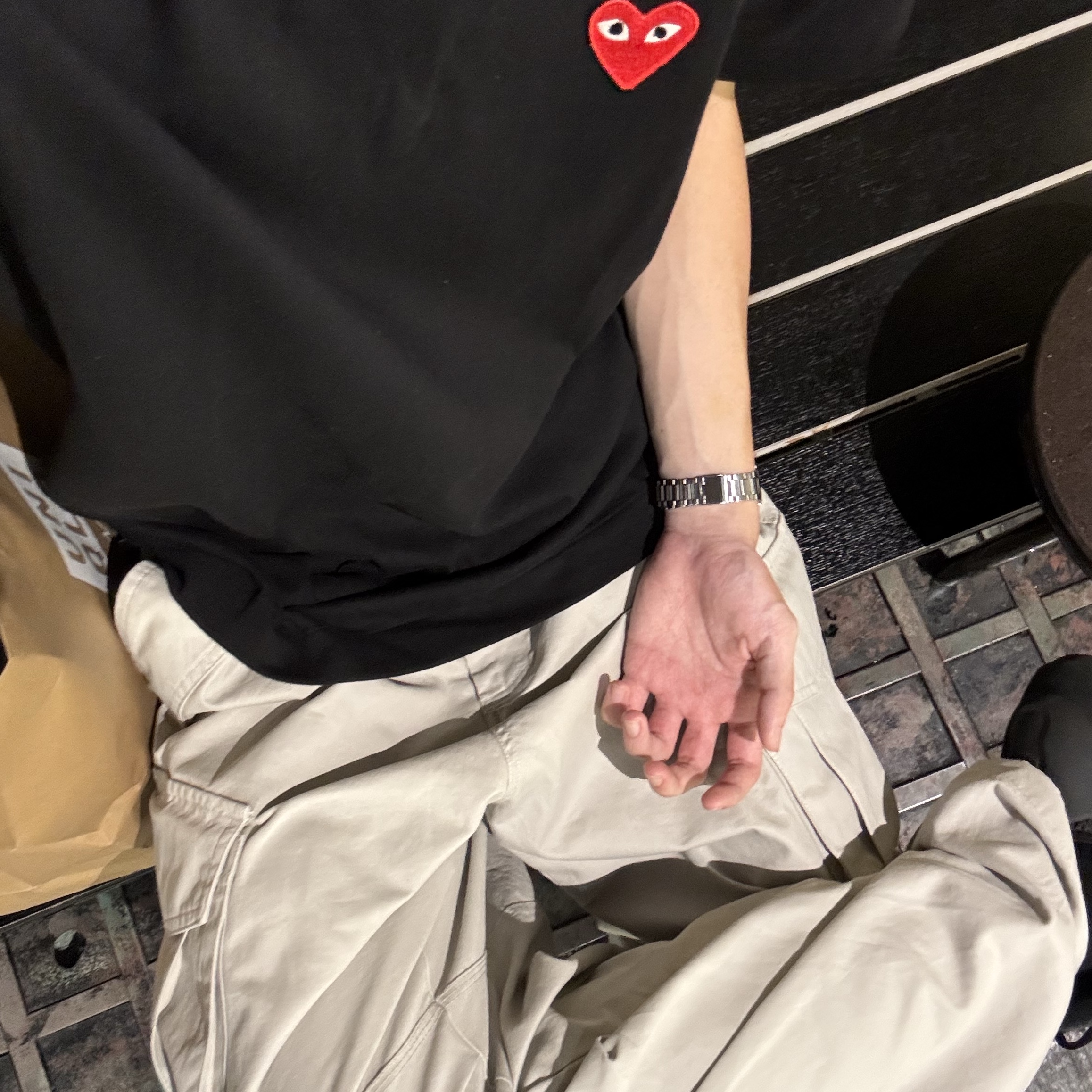 Play Comme des Garcons Red Heart T-Shirt Black, [KREAM 단독] Flavorism VTG Washed Cargo Pants Washed beige 착용 스타일