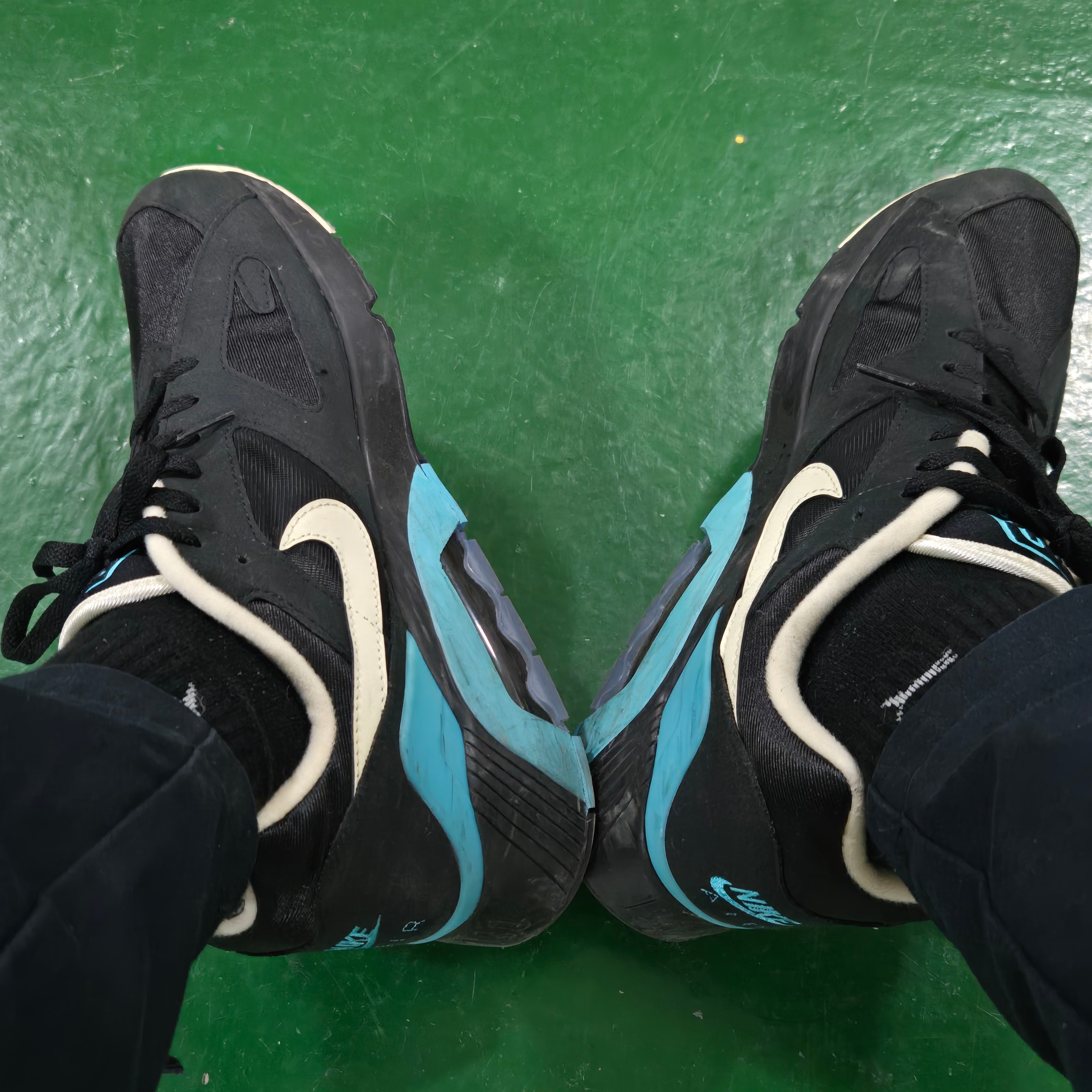 Nike Air 180 Black and Dusty Cactus 착용 스타일