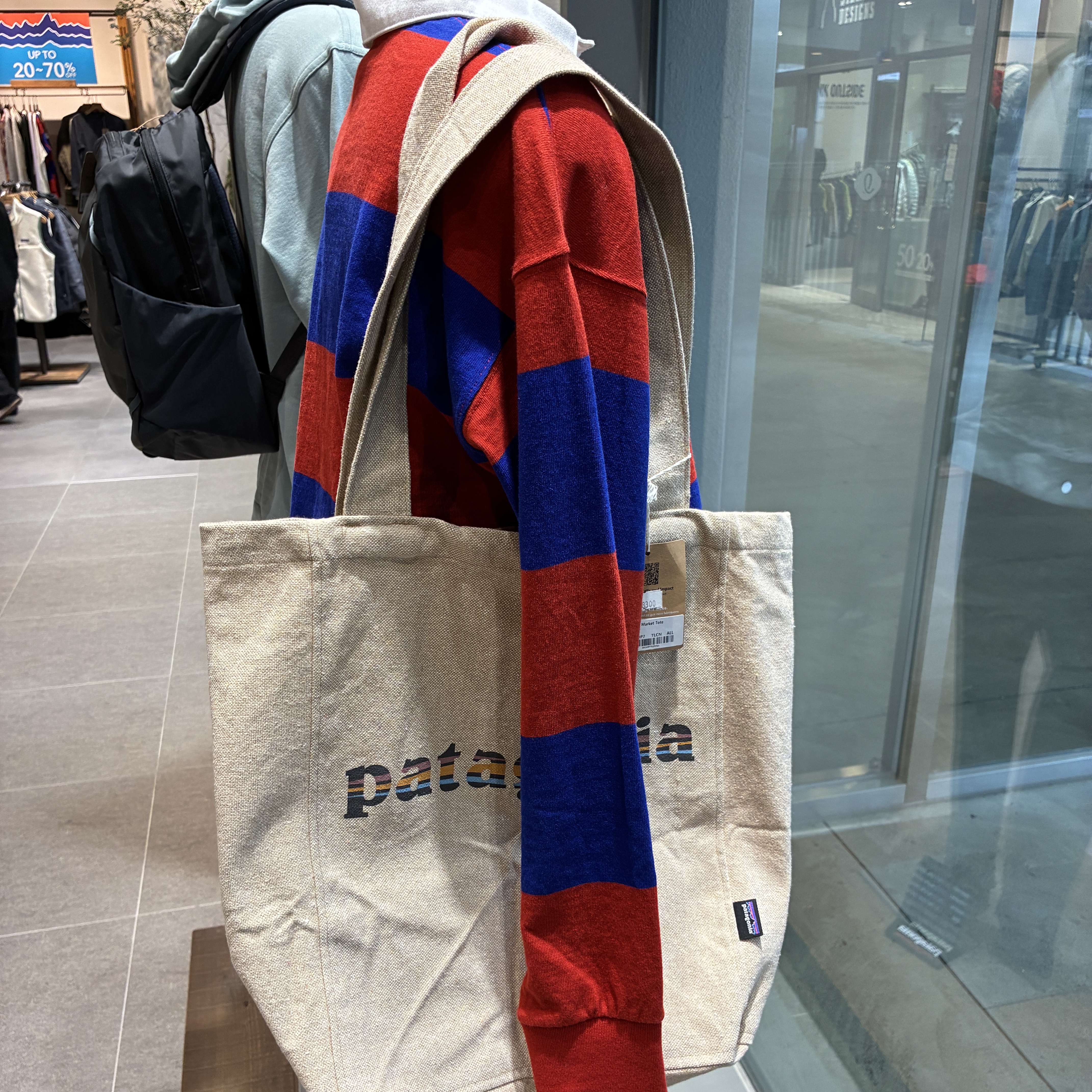 Patagonia Recycled Market Tote Bag Fitz Roy Icon Farrier Stripe Forge Grey, Patagonia Recycled Market Tote Bag 73 Text Logo Classic Tan 착용 스타일
