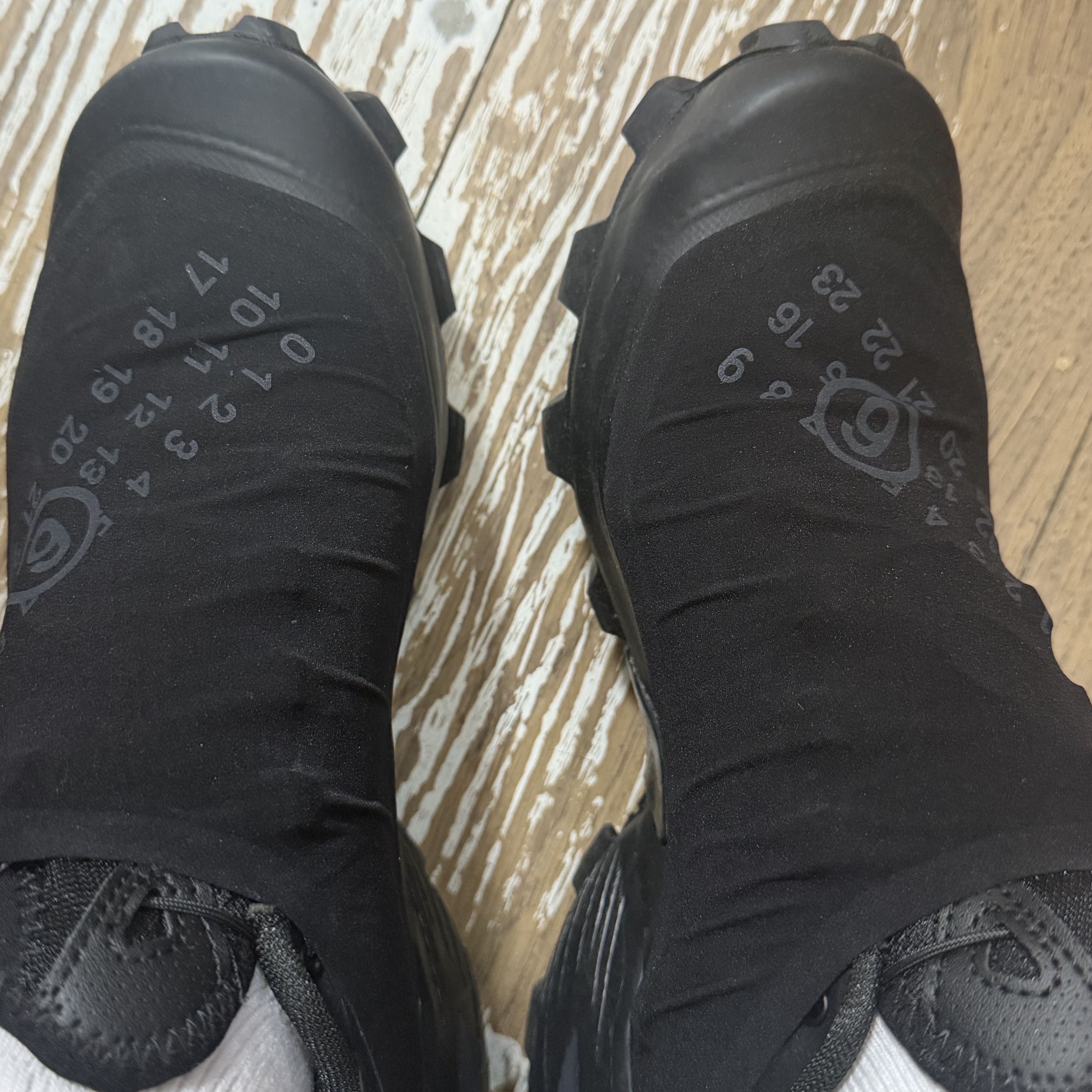 Salomon x MM6 Maison Margiela Cross Dust Black Asphalt 착용 스타일