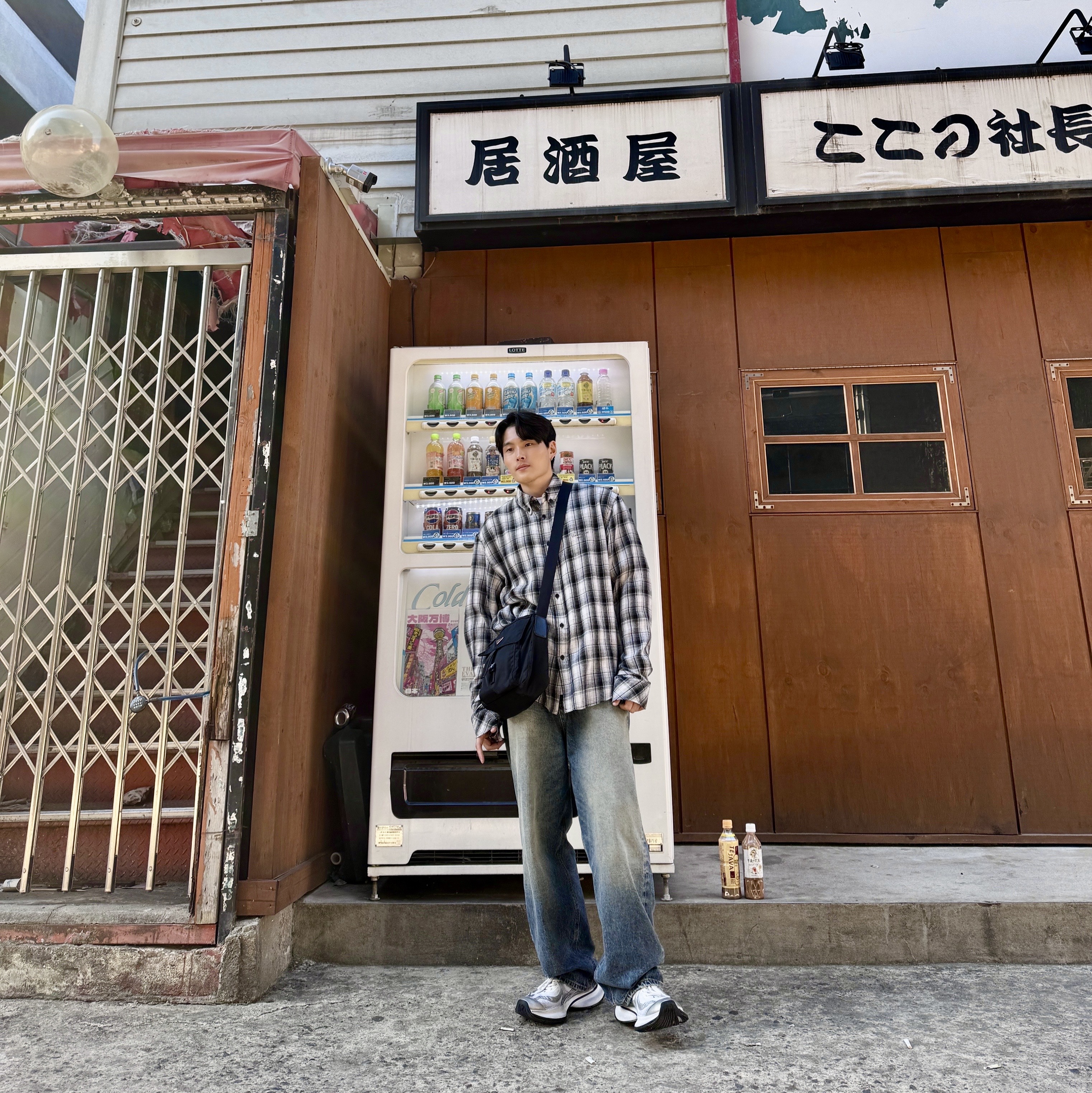 Prada Re-Nylon Shoulder Bag Black, Undermycar Mu.26 Anti Fxxking Logo Play Brush Washed Wide Jeans Oil Blue 착용 스타일