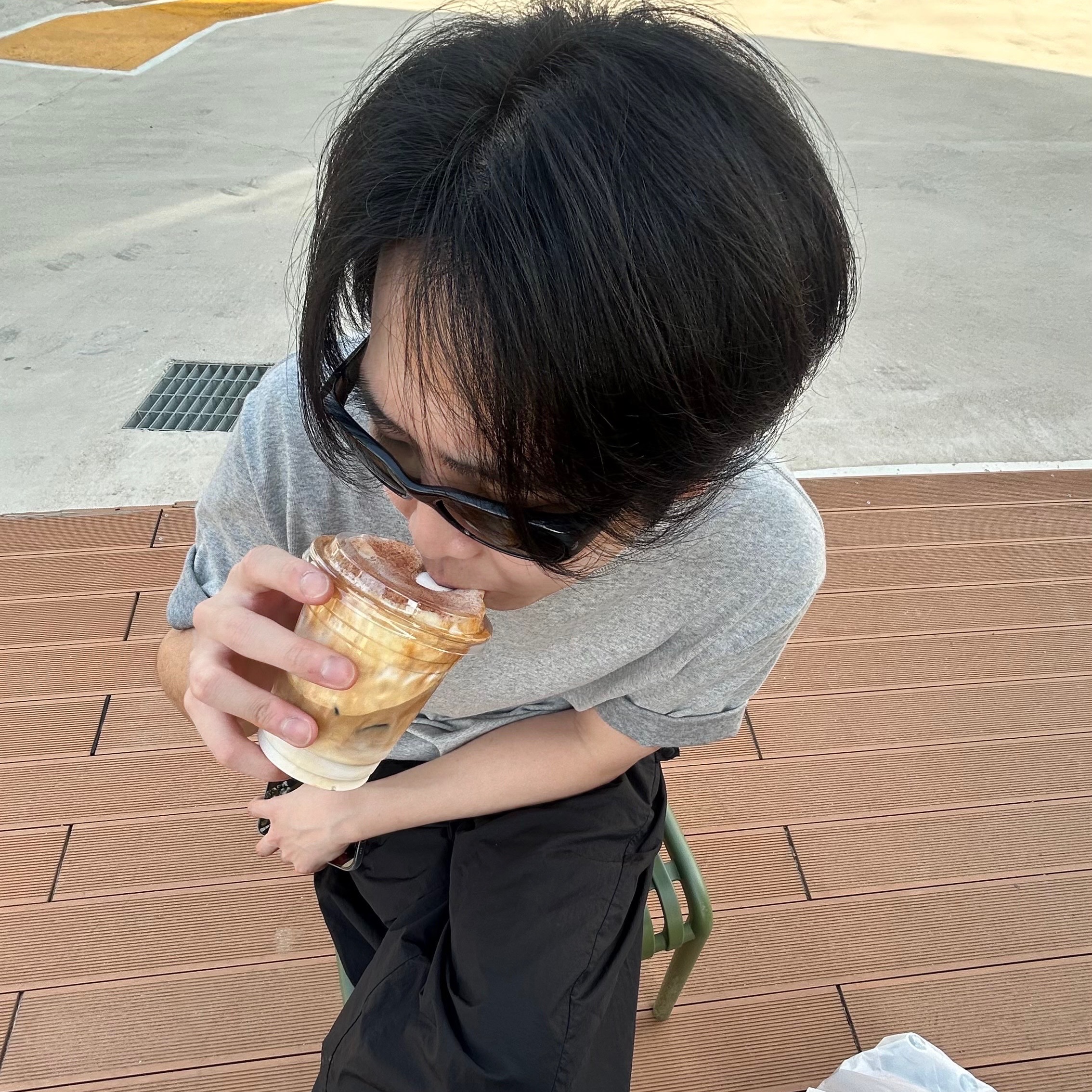 Ray-Ban DADDY-O II Polished Black Frame Green Classic G-15 Lenses, Uniqlo x JW Anderson Bi-Color T-Shirt Grey 착용 스타일 - 1