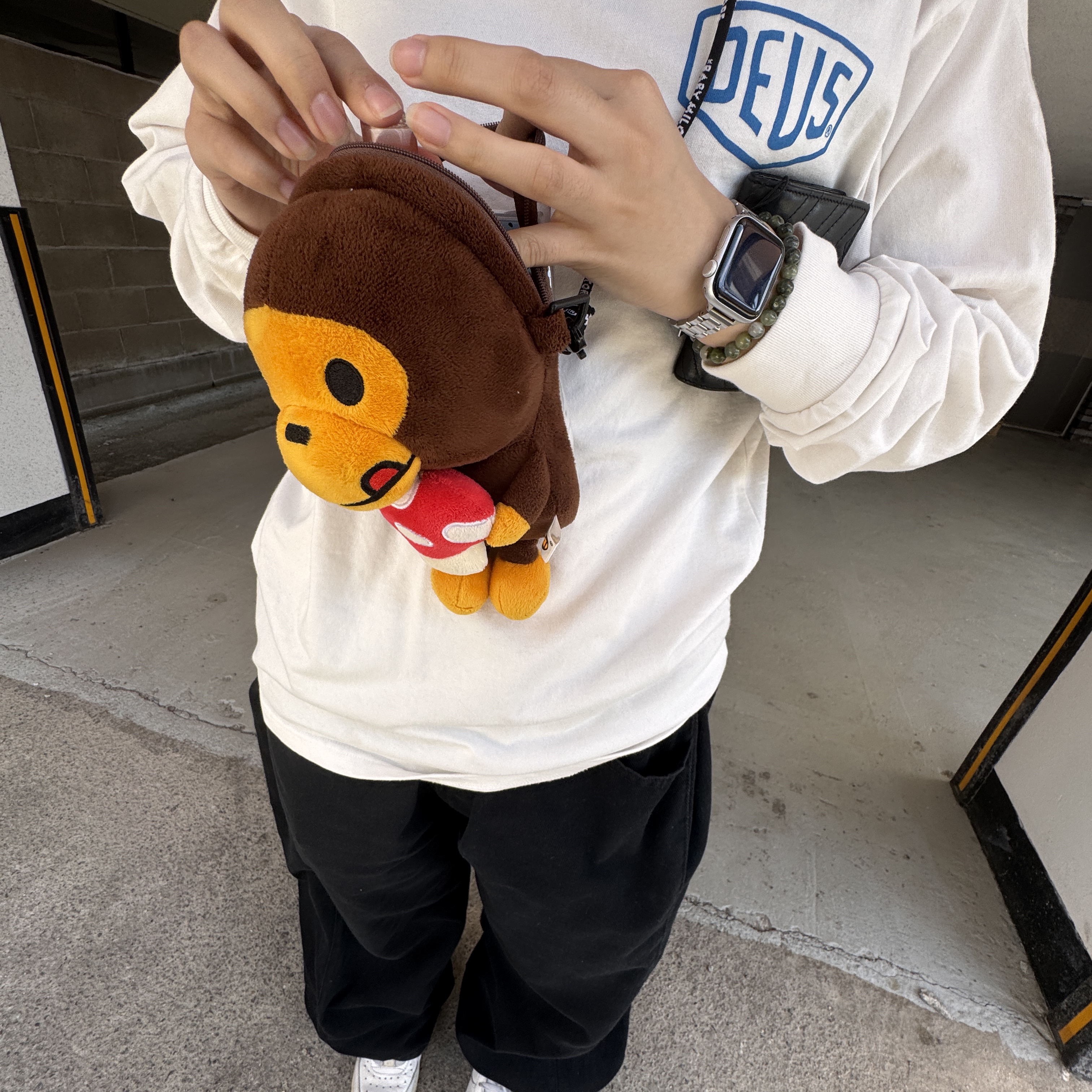 BAPE Baby Milo Plush Mobile Bag Brown, Deus Ex Machina Seongsu Long Sleeve T-Shirt White Midnight Blue 착용 스타일