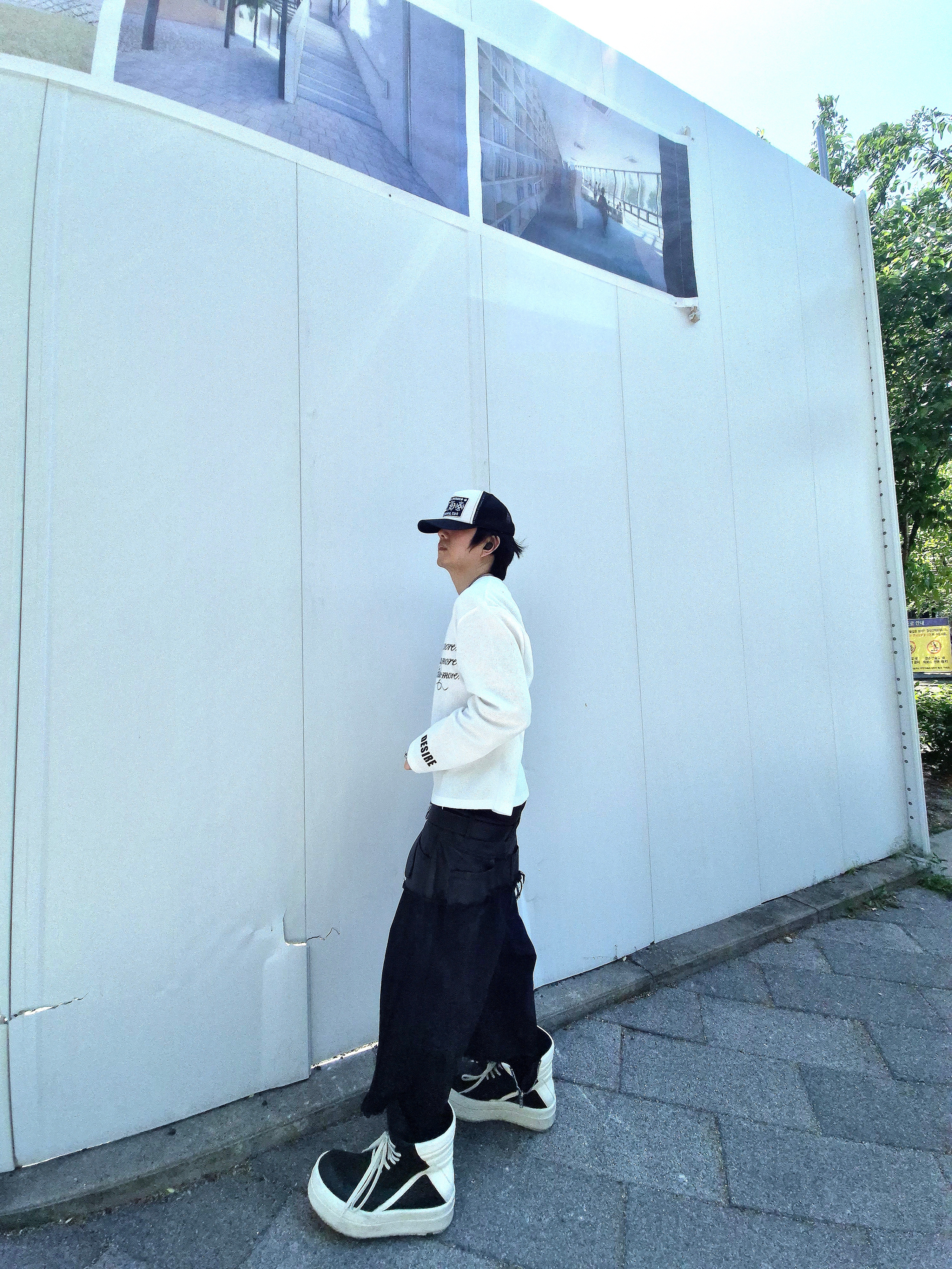 ROARINGRAD Layered Carbon Bermuda Denim Pants Black, Chrome Hearts CH Hollywood Trucker Hat Black White 착용 스타일 - 2