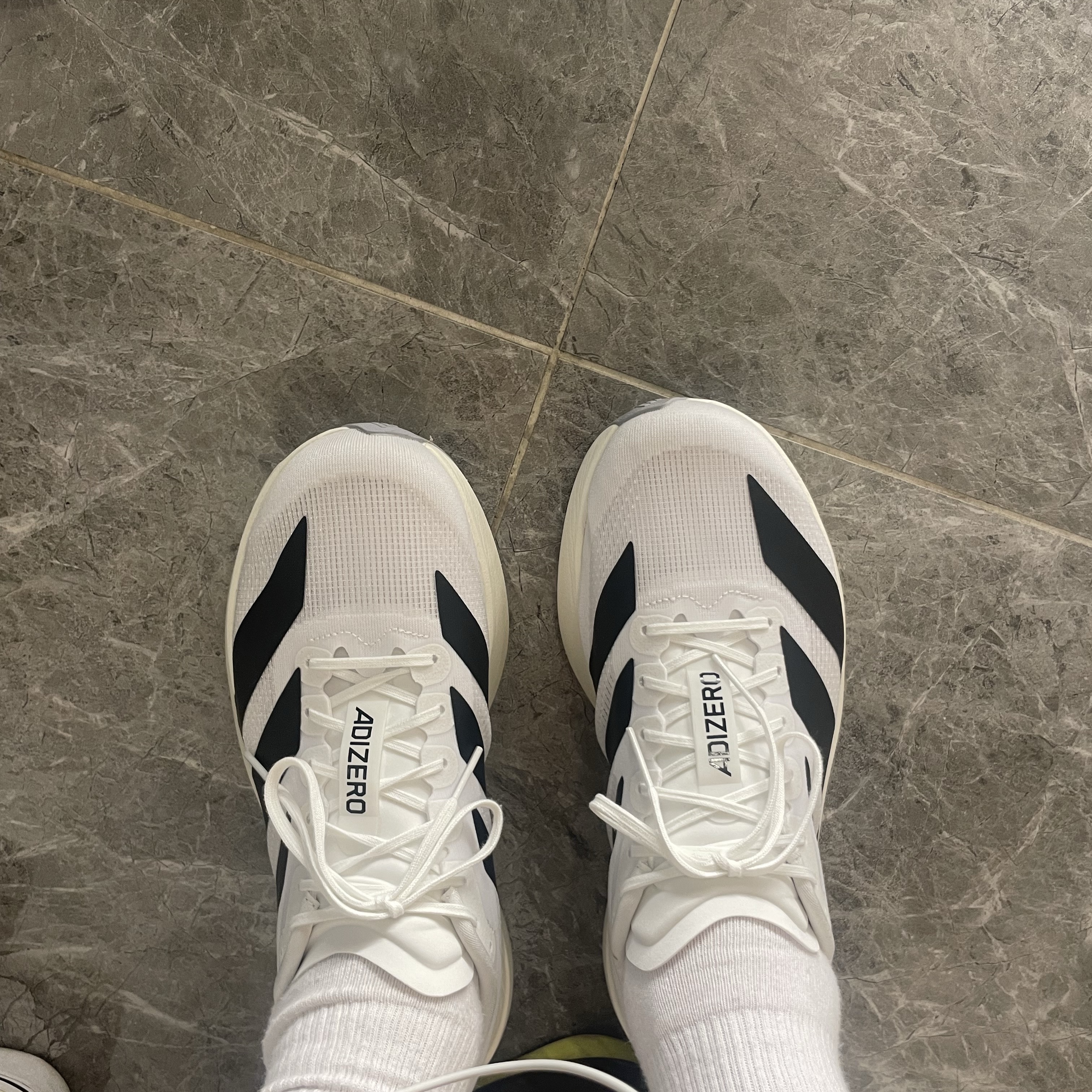 Adidas Adizero EVO SL Cloud White Core Black 착용 스타일
