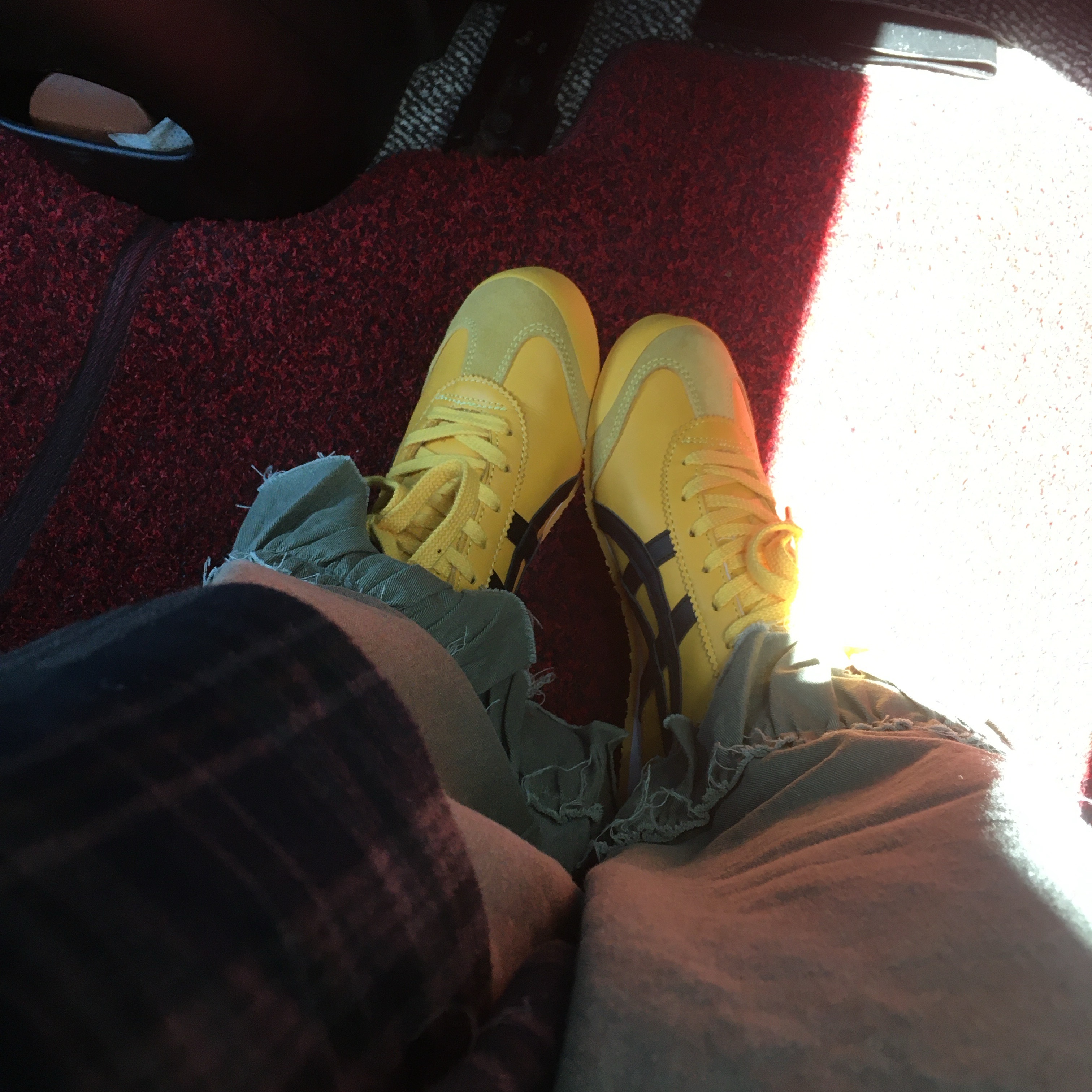 Onitsuka Tiger Mexico 66 Yellow Black 착용 스타일 - 2