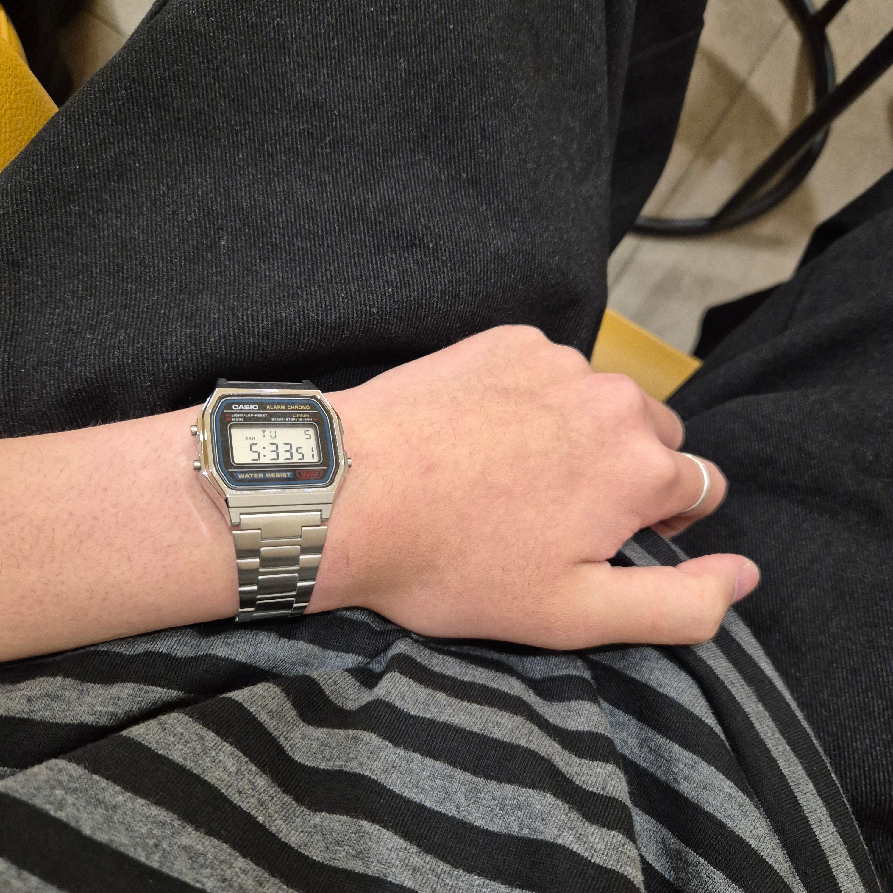 Casio A-158WA-1 착용 스타일