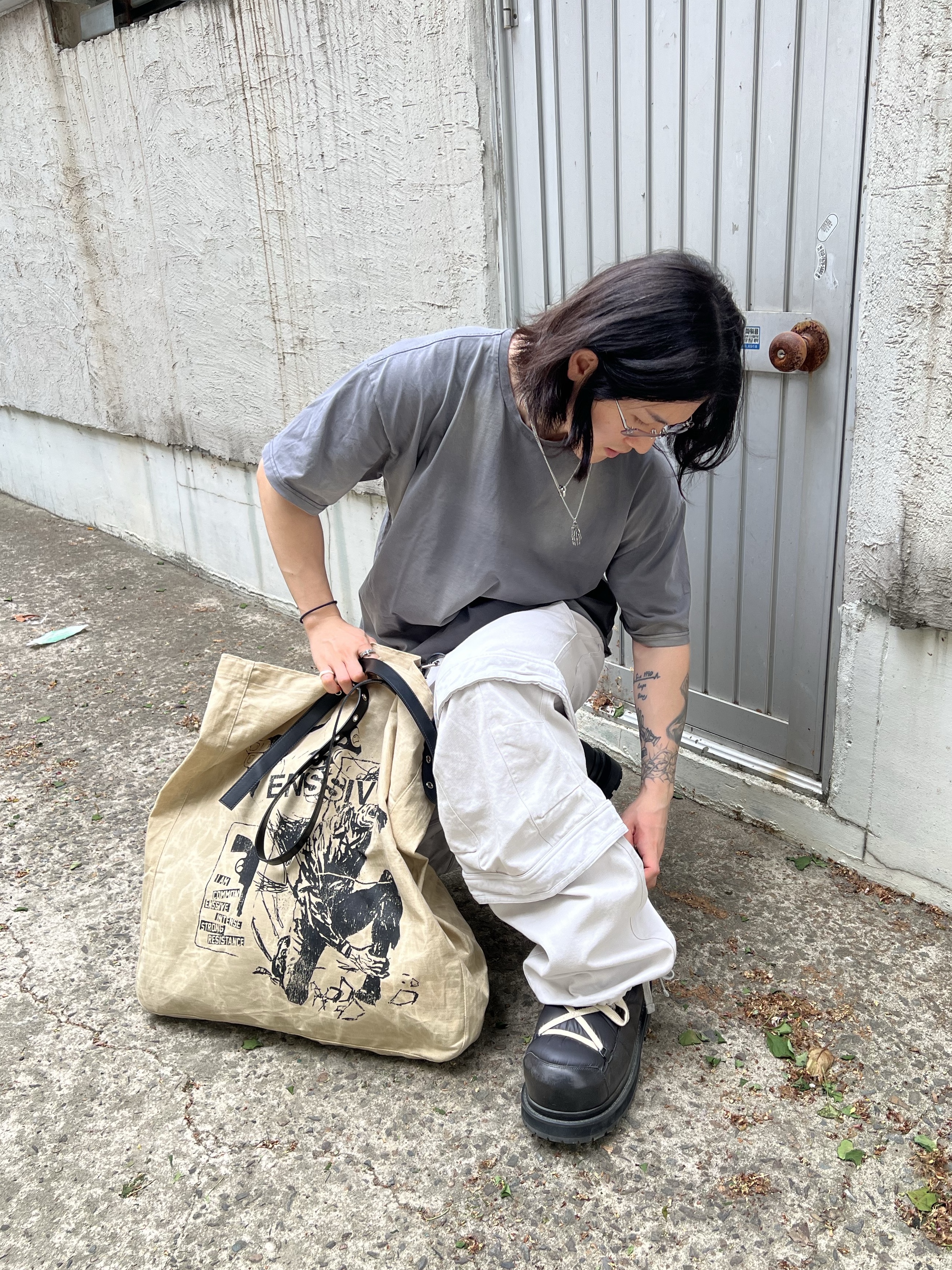 Gentle Monster Paranoyd 02 Silver Clear, Farfromwhat Far Layered Work Pants White 착용 스타일 - 4