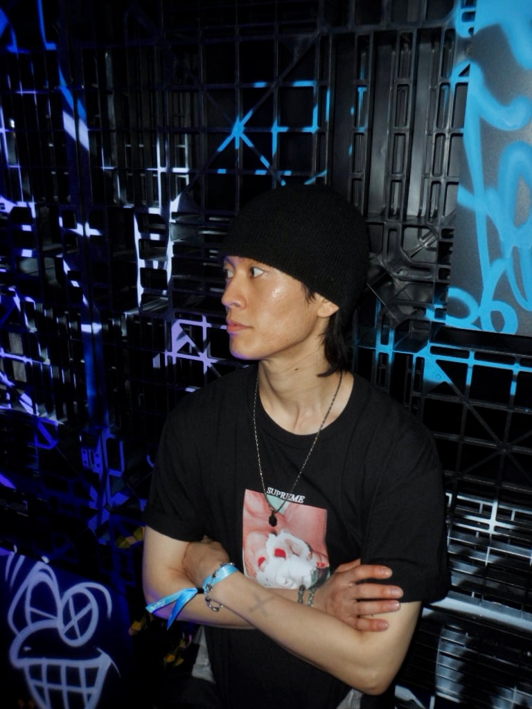 Supreme x Hypebeast 20th Anniversary T-Shirt Black - 25FW, Jordan 4 Retro Black Cat 2020 착용 스타일 - 1