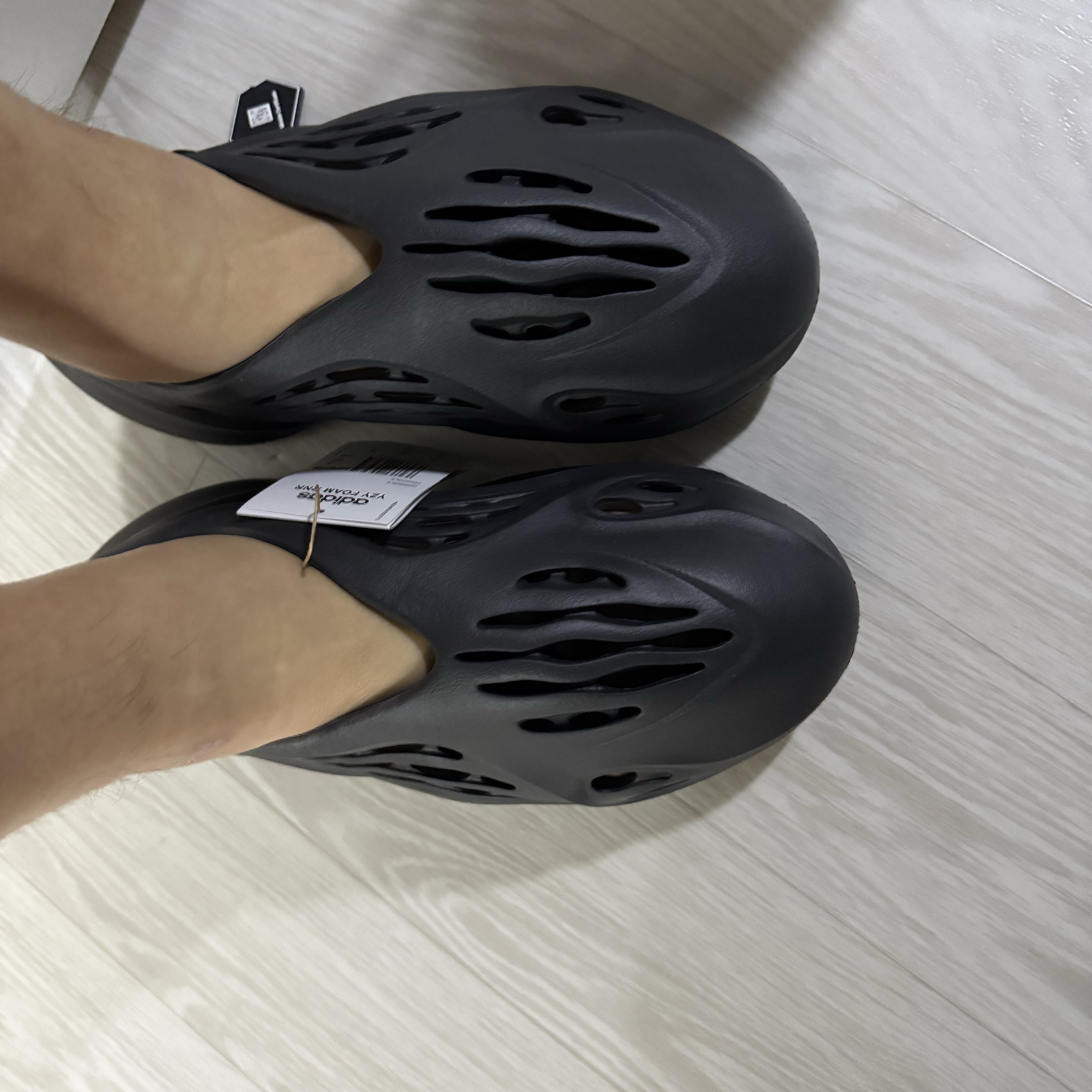 Adidas Yeezy Foam RNNR Onyx 착용 스타일