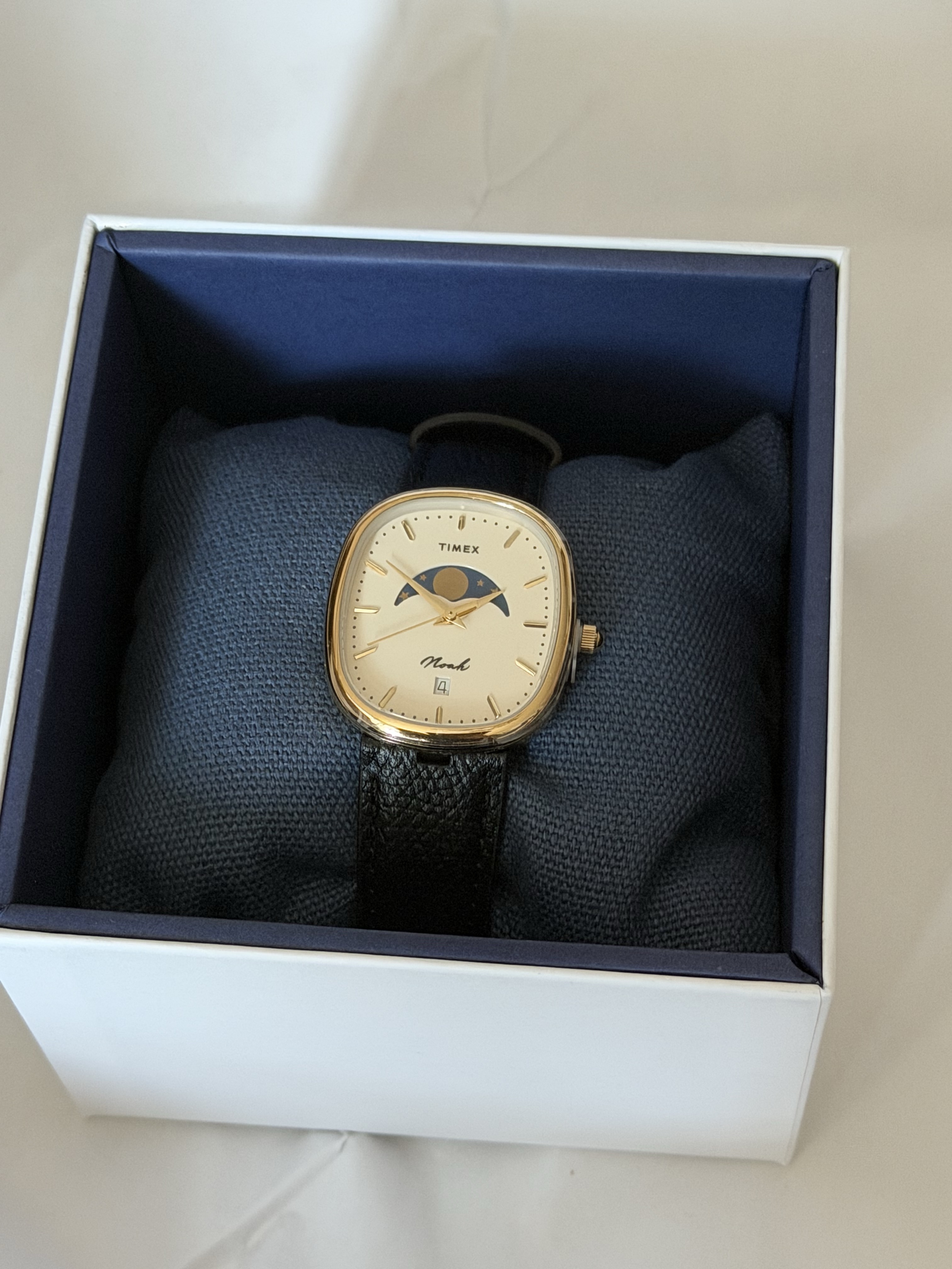 Timex x Noah Oval Moon Phase Watch Black Gold 착용 스타일 - 1