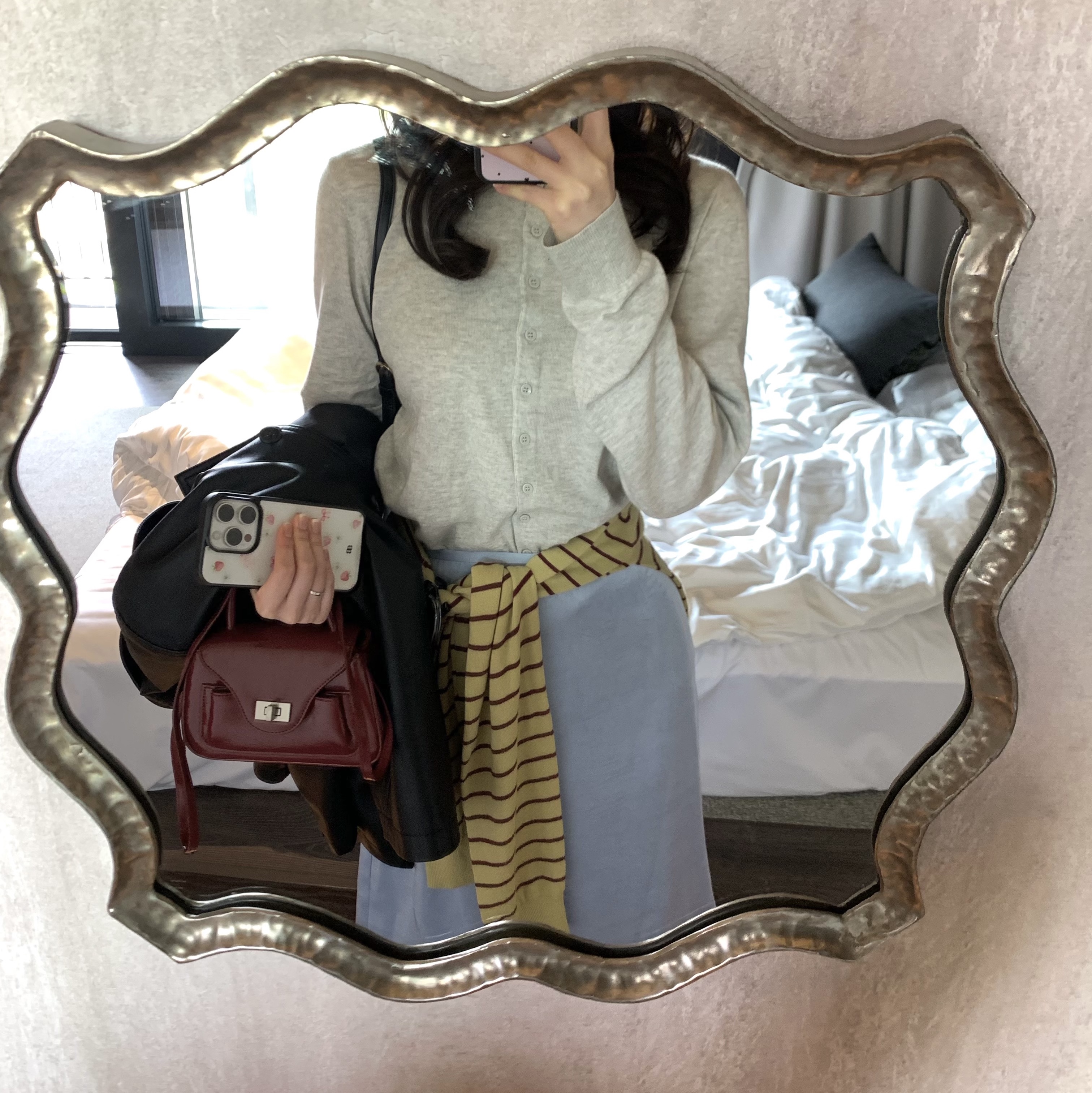 APOA Pao Mini Tote Bag Burgundy 착용 스타일 - 3