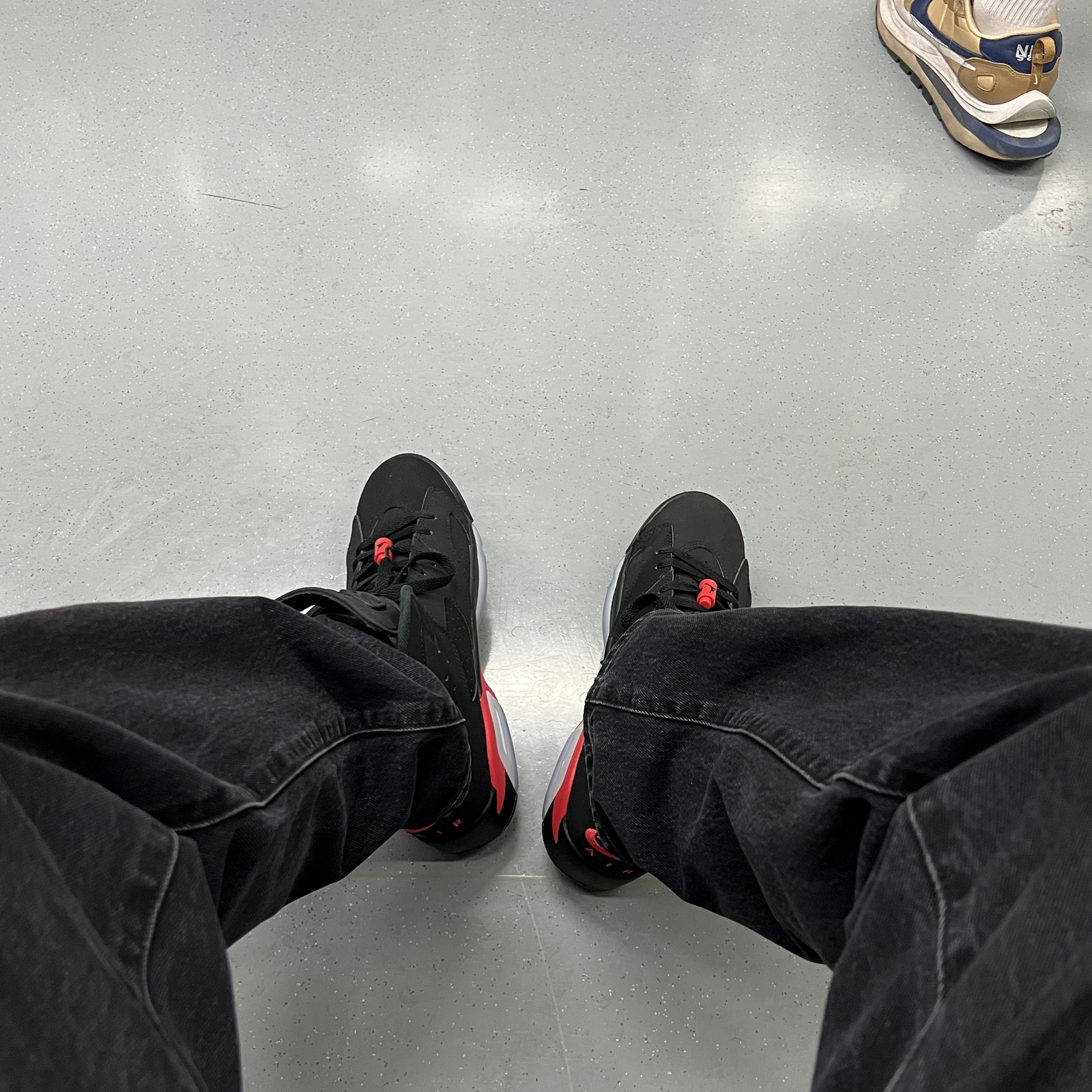 Jordan 6 Retro Infrared Salesman Black and Light Crimson 착용 스타일 - 1