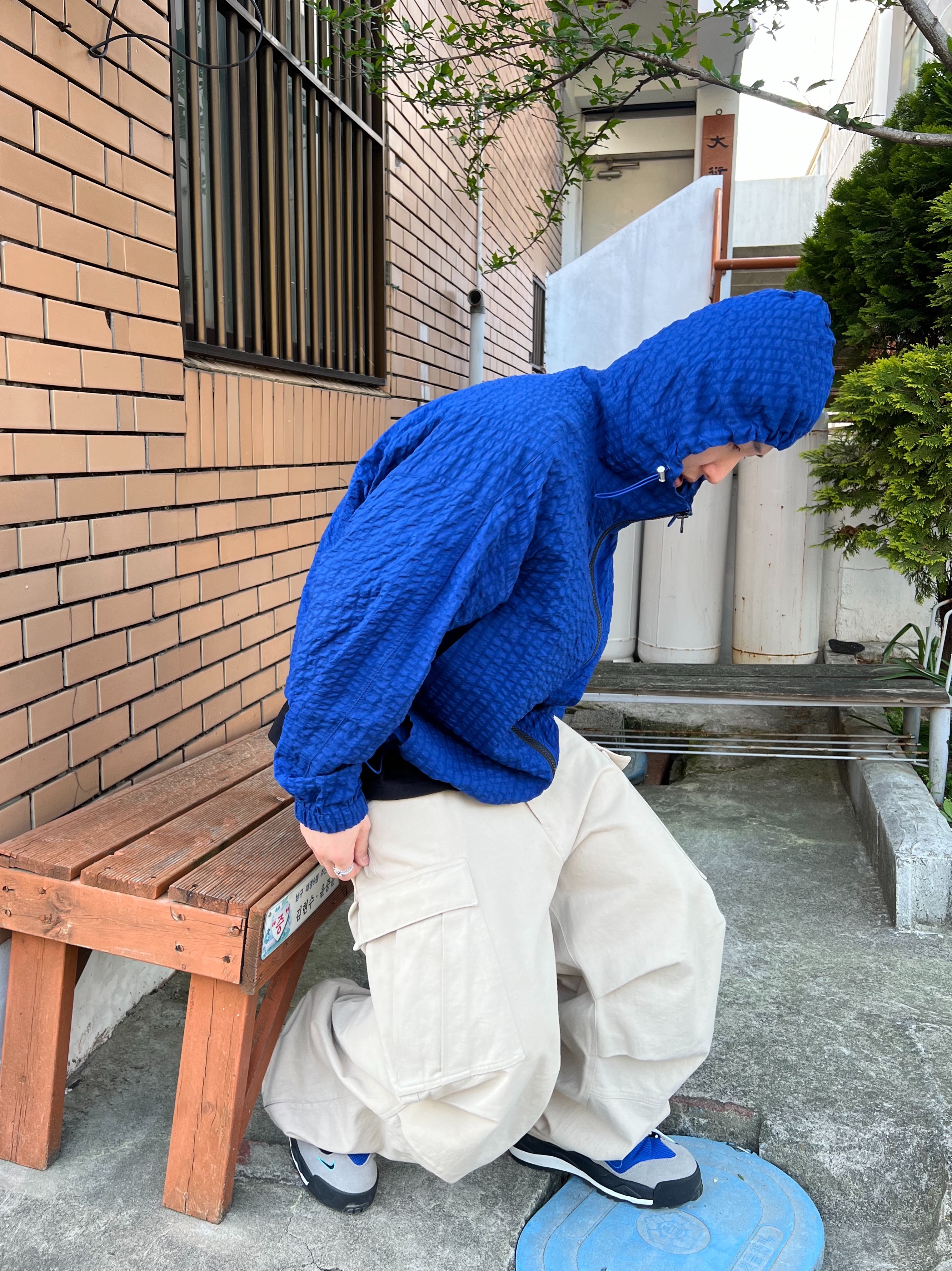 Nonnod Side Zip Cargo Pants Beige, Nike x Sacai Magmascape SP Varsity Royal 착용 스타일 - 1