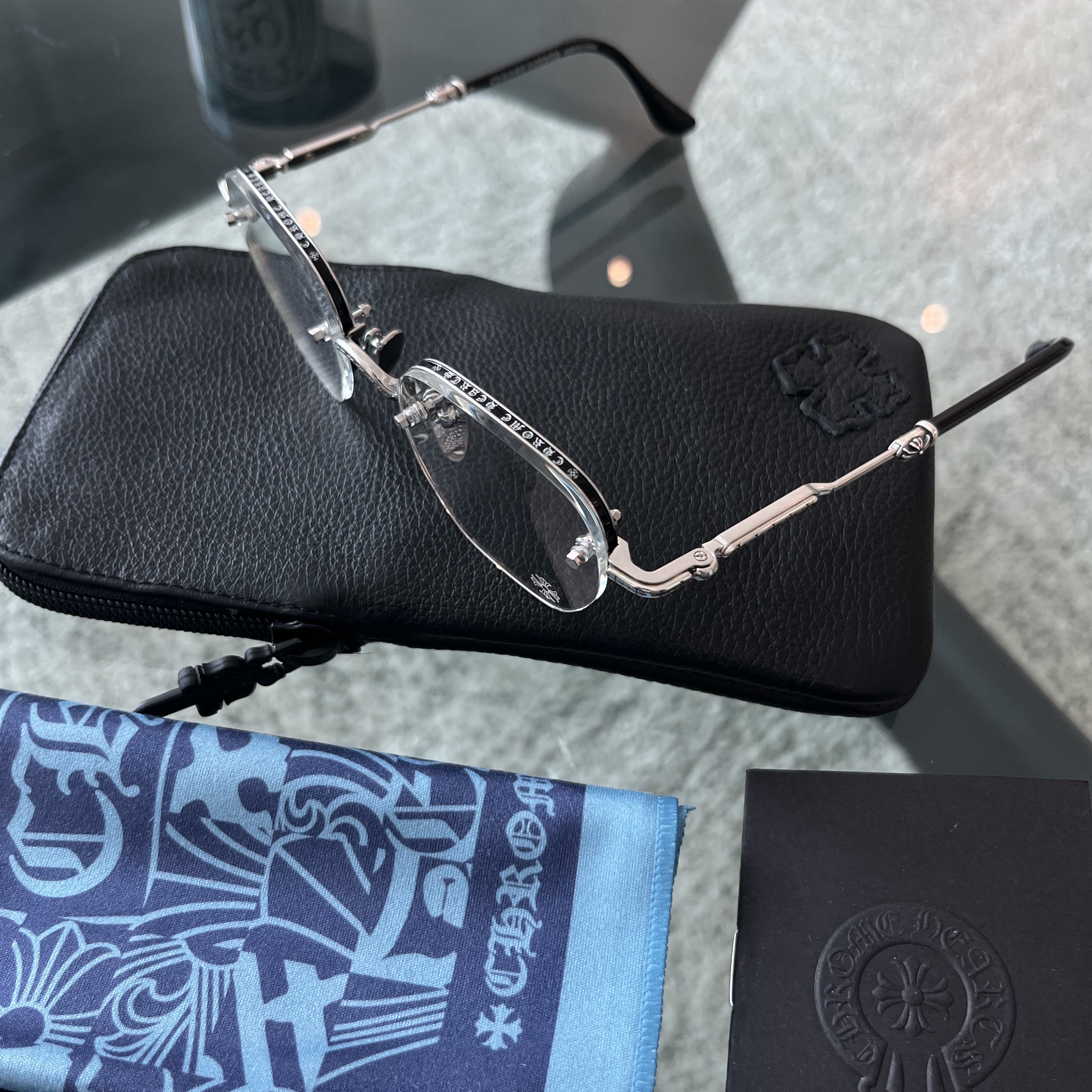 Chrome Hearts Frosted Brushed Silver Black 착용 스타일 - 3