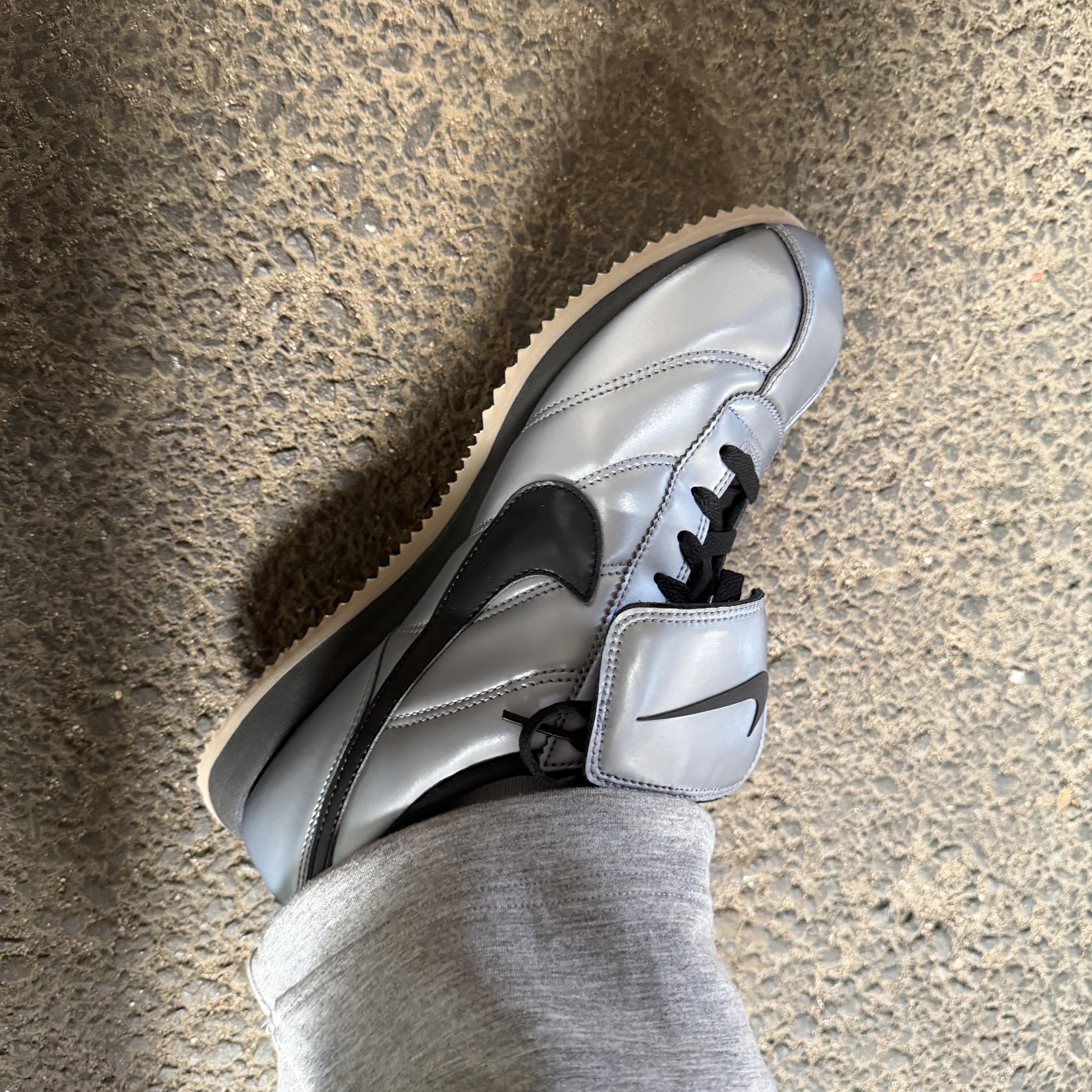 Nike Cortez Leather SE Metallic Cool Grey Black 착용 스타일 - 1