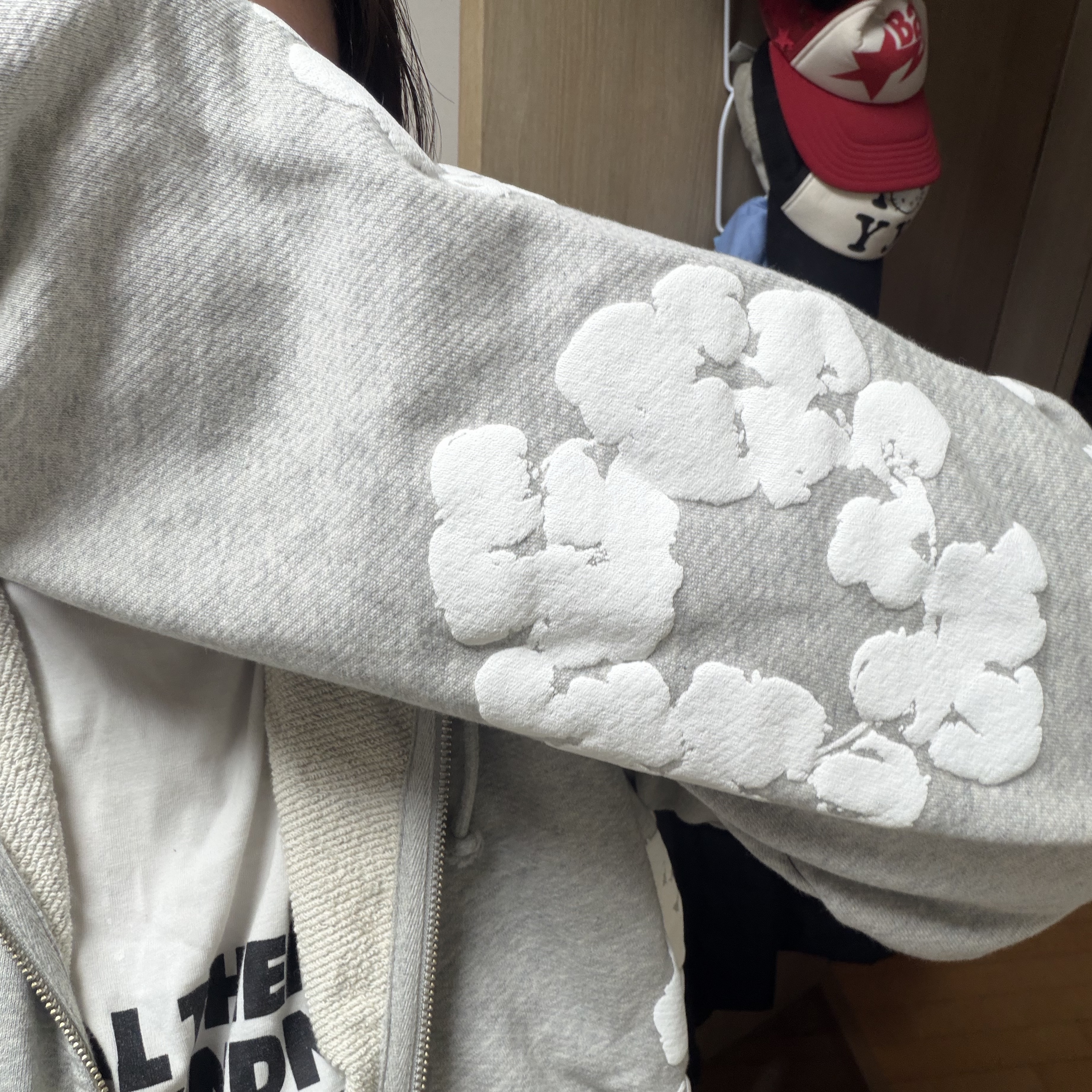 Denim Tears Cotton Wreath Zip Hoodie Grey 착용 스타일