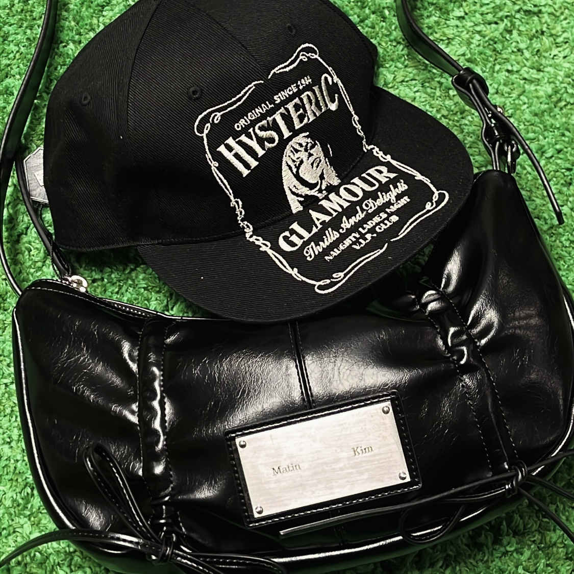 Matin Kim Half Shirring Ribbon Round Bag Black, Hysteric Glamour HYS Whisky Embroidery Cap Black 착용 스타일