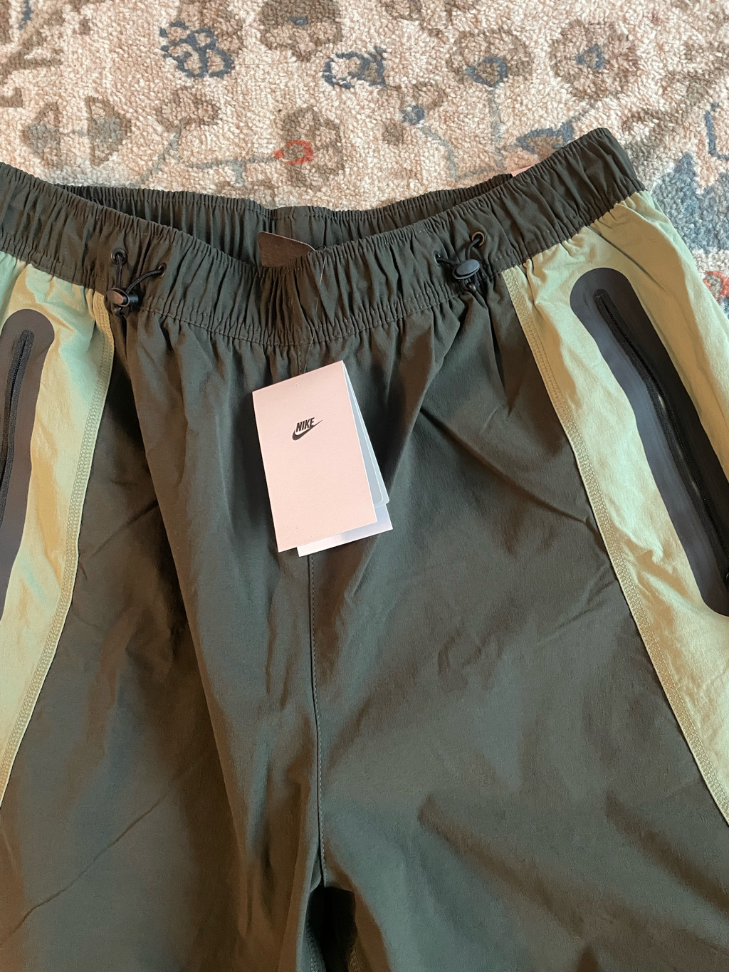 Nike Tech Dri-Fit Woven Colour Block Oversized Trousers Sequoia Oil Green - Asia 착용 스타일 - 3