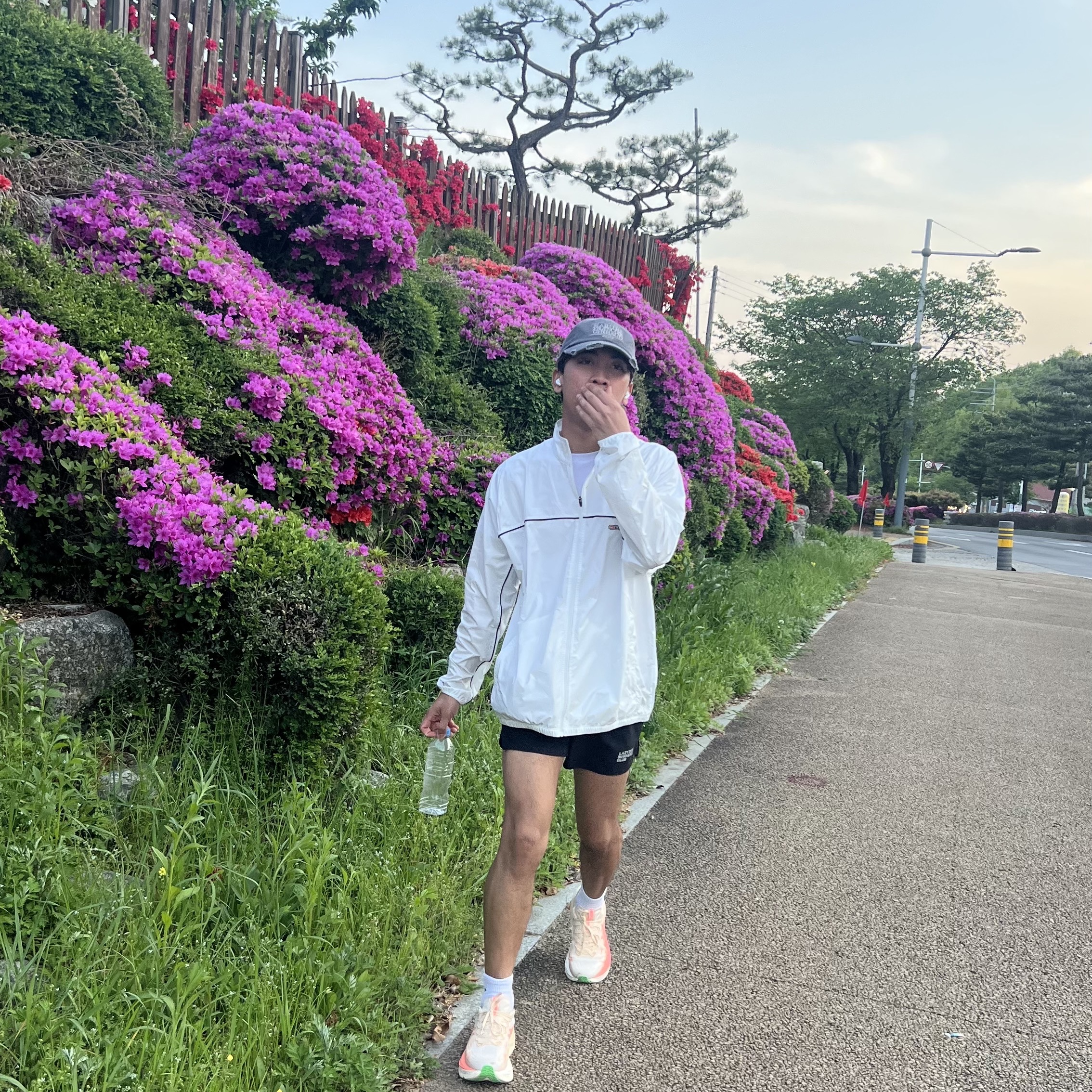 Asics Superblast 3 Seashell Sun Coral, Nike Track Club Storm-Fit Running Jacket Summit White - Asia 착용 스타일 - 1