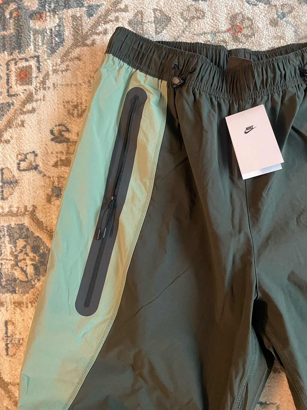 Nike Tech Dri-Fit Woven Colour Block Oversized Trousers Sequoia Oil Green - Asia 착용 스타일 - 4