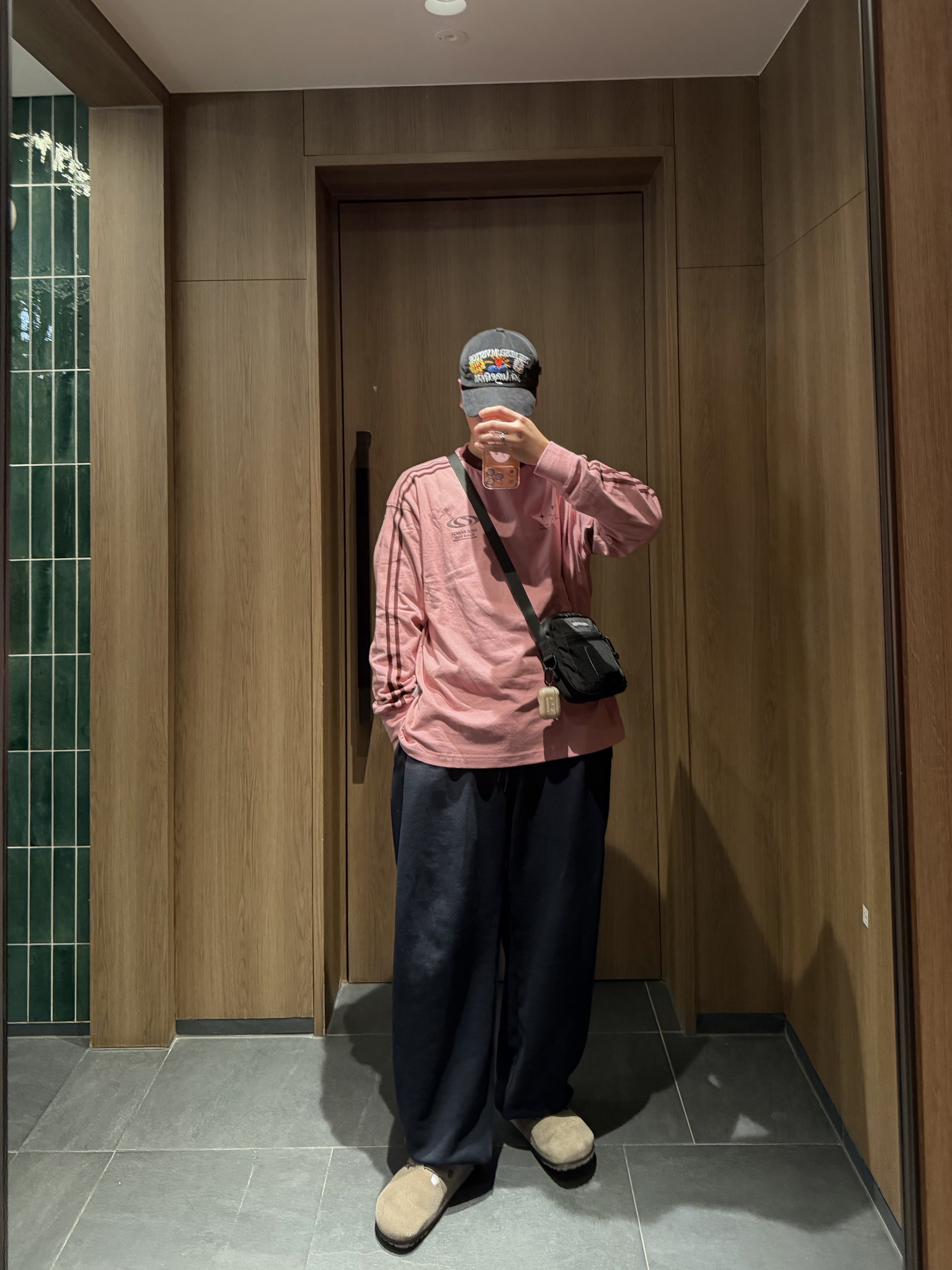 The Museum Visitor x Jon Burgerman Pinky Winky & Charlie Ball Cap Black, Birkenstock Boston Soft Footbed Taupe - Regular 착용 스타일 - 1