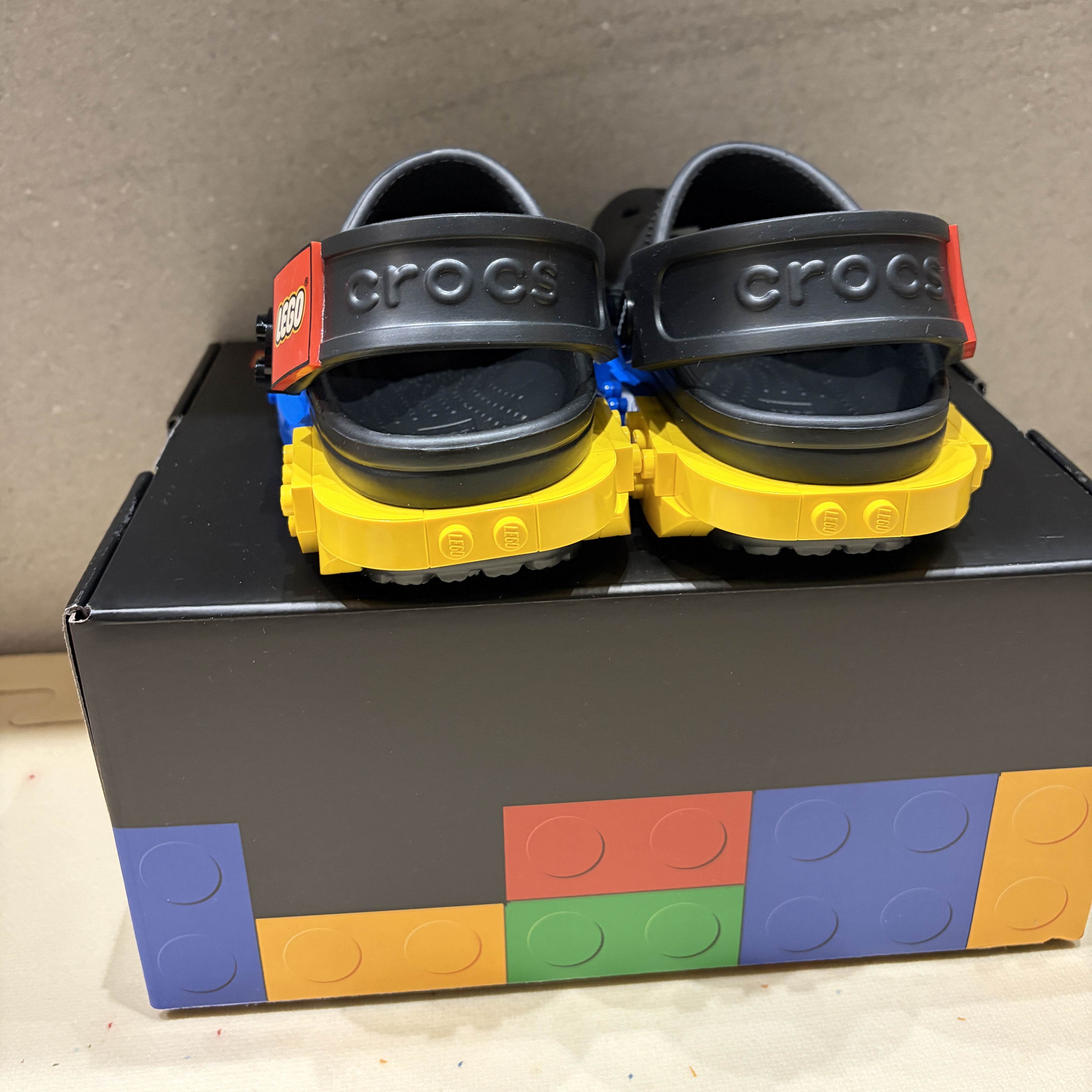 (Kids) Crocs x Lego Creativity Clog Black Mini Figure set 착용 스타일 - 3