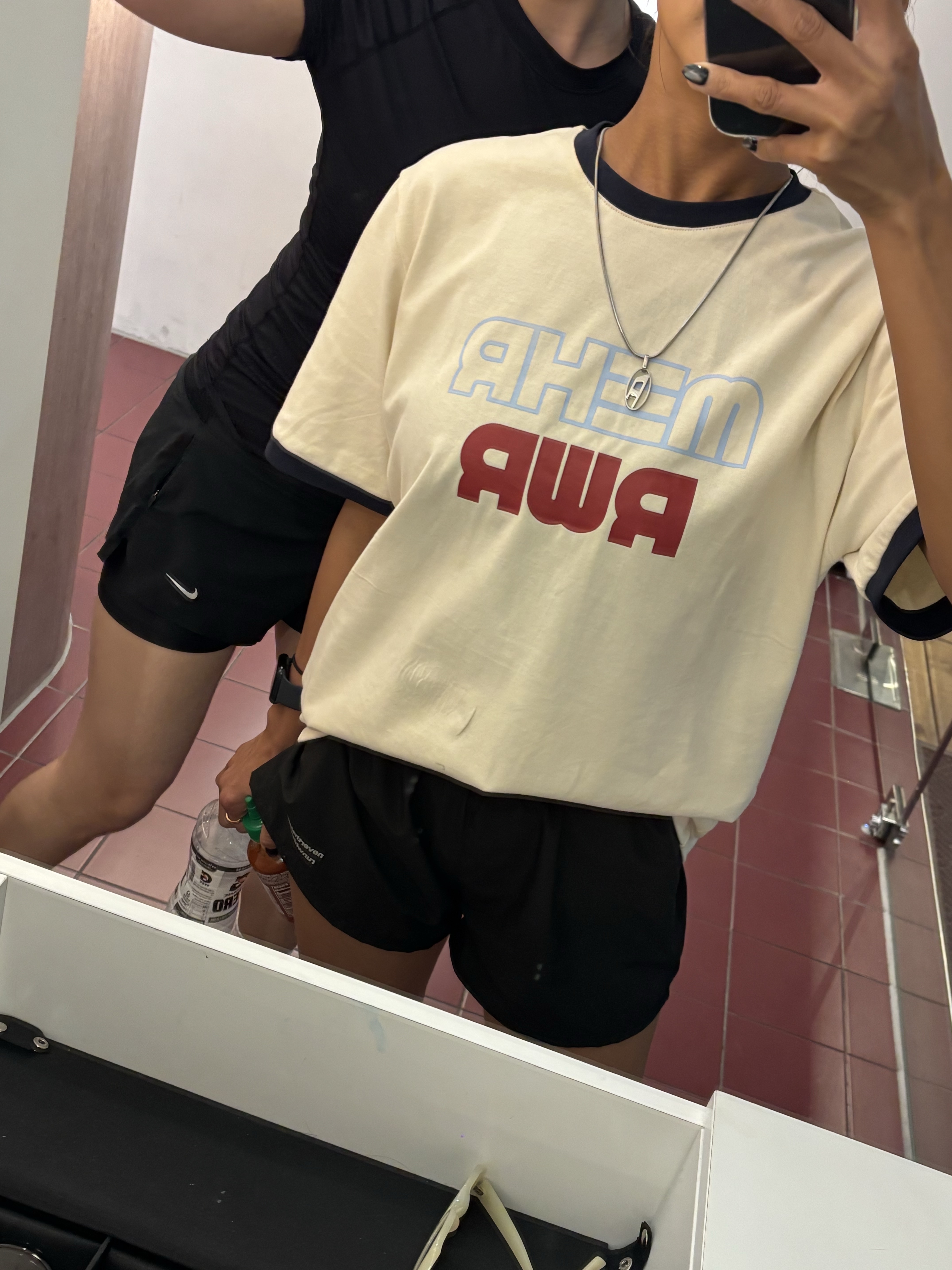 [KREAM 단독] runwhither Windbreaker Jacket V2 White, [KREAM 단독] runwhither Womens 3inch Shorts Black 착용 스타일 - 7