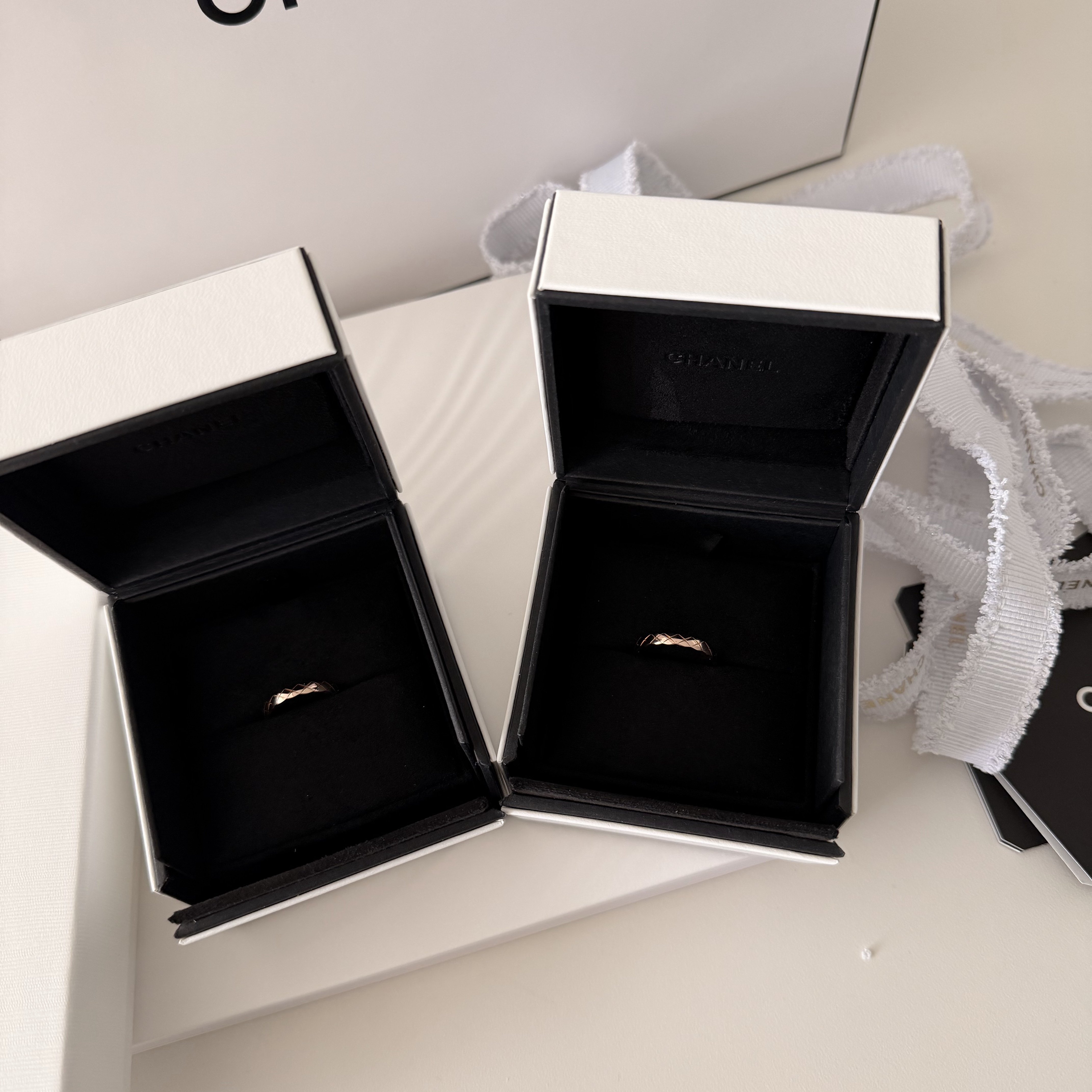 Chanel Coco Crush Ring Quilted Motif Mini & 18K Beige Gold 착용 스타일