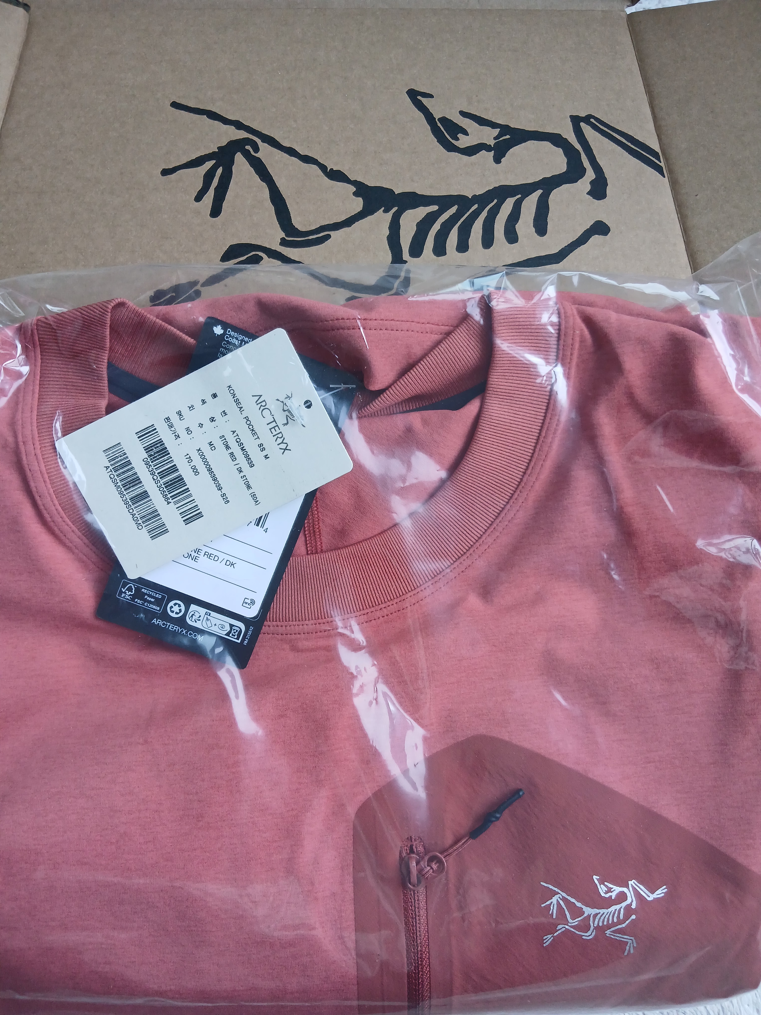 Arc'teryx Konseal Pocket SS T-Shirt Stone Red Dk Stone 착용 스타일 - 9