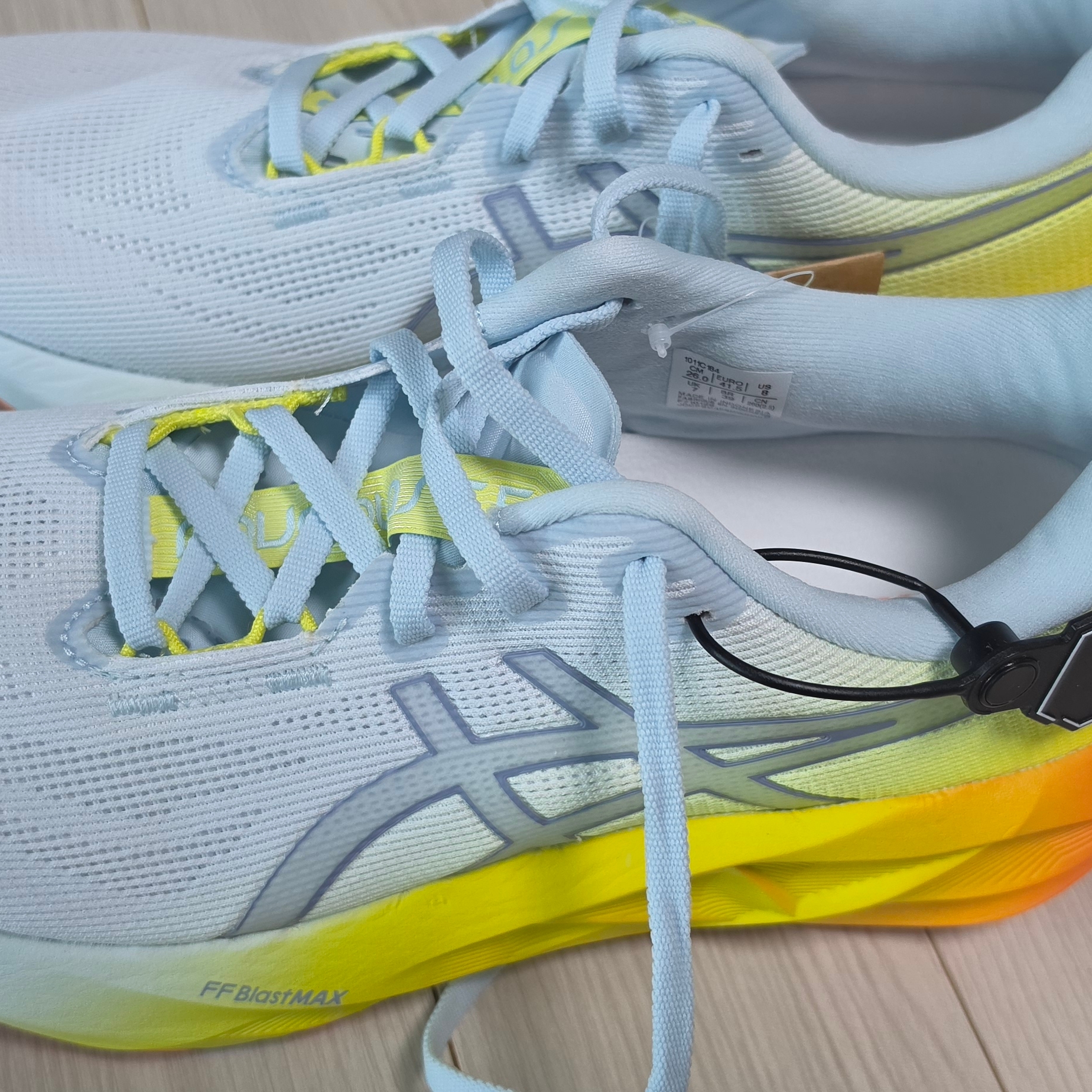 Asics Novablast 5 Sunny Sizzle Sky Lemon Spark 착용 스타일 - 2