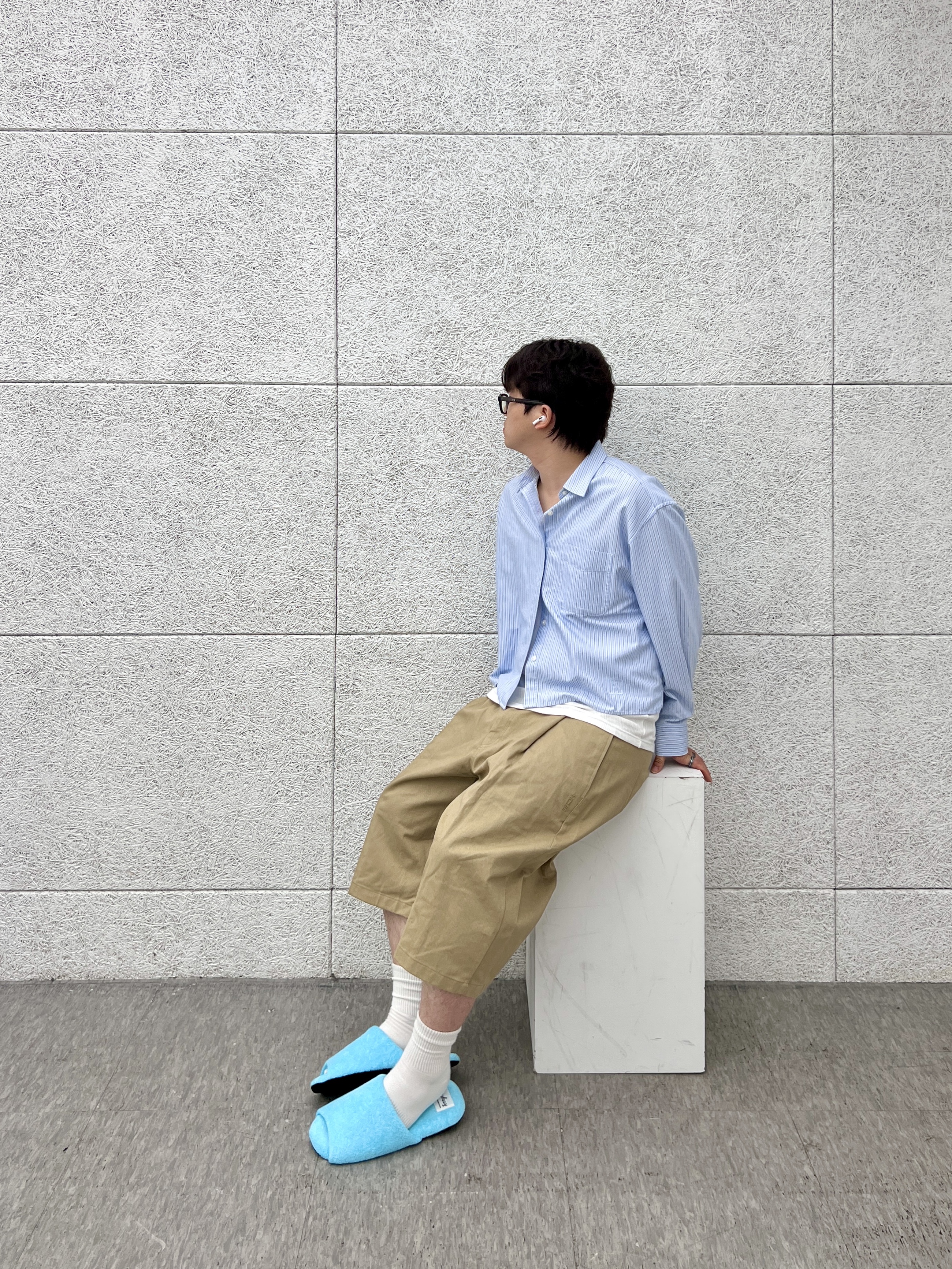 Uniqlo x JW Anderson Oxford Boxy Shirt Blue 착용 스타일 - 3