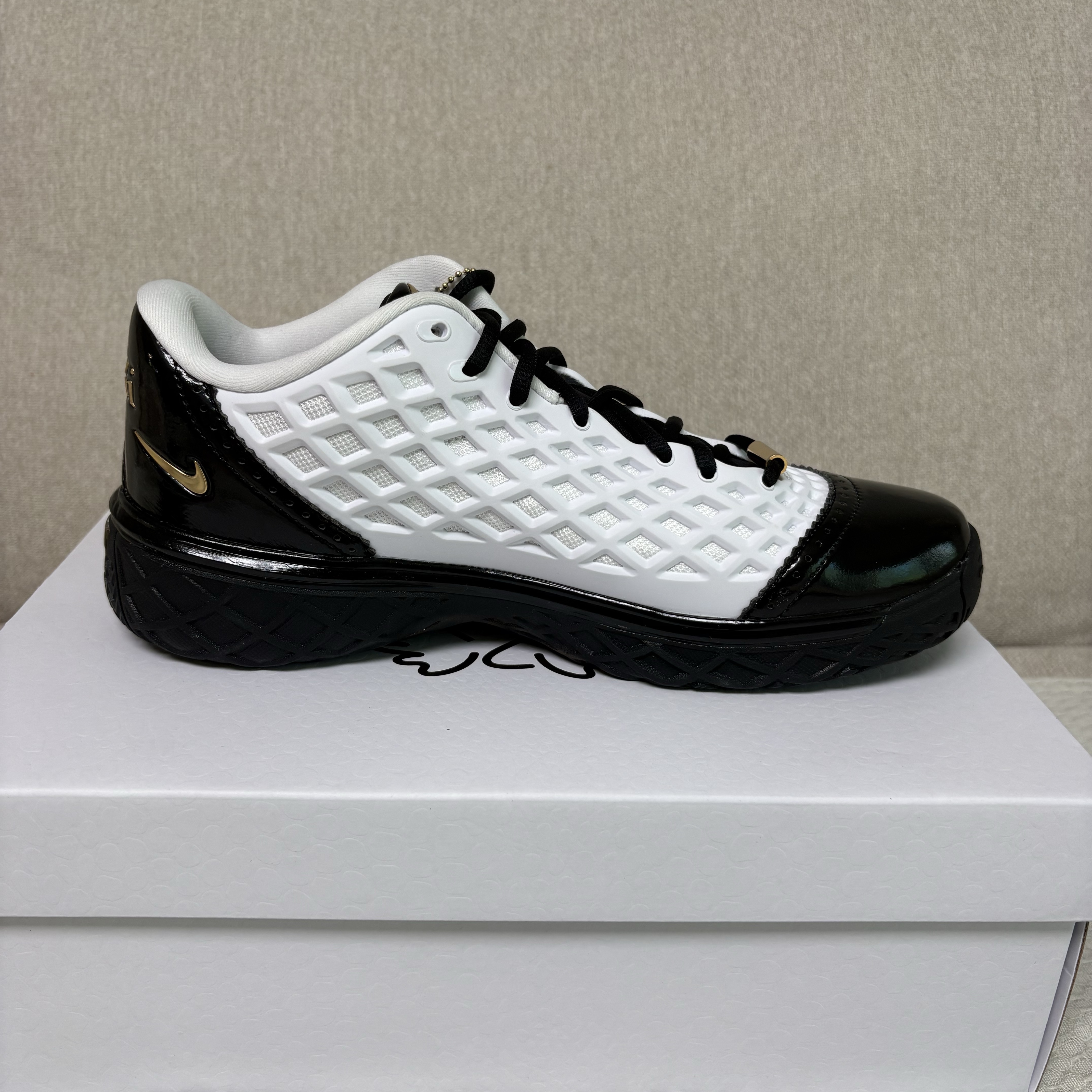 Nike Kobe 3 Low Protro White Metallic Gold 착용 스타일 - 3