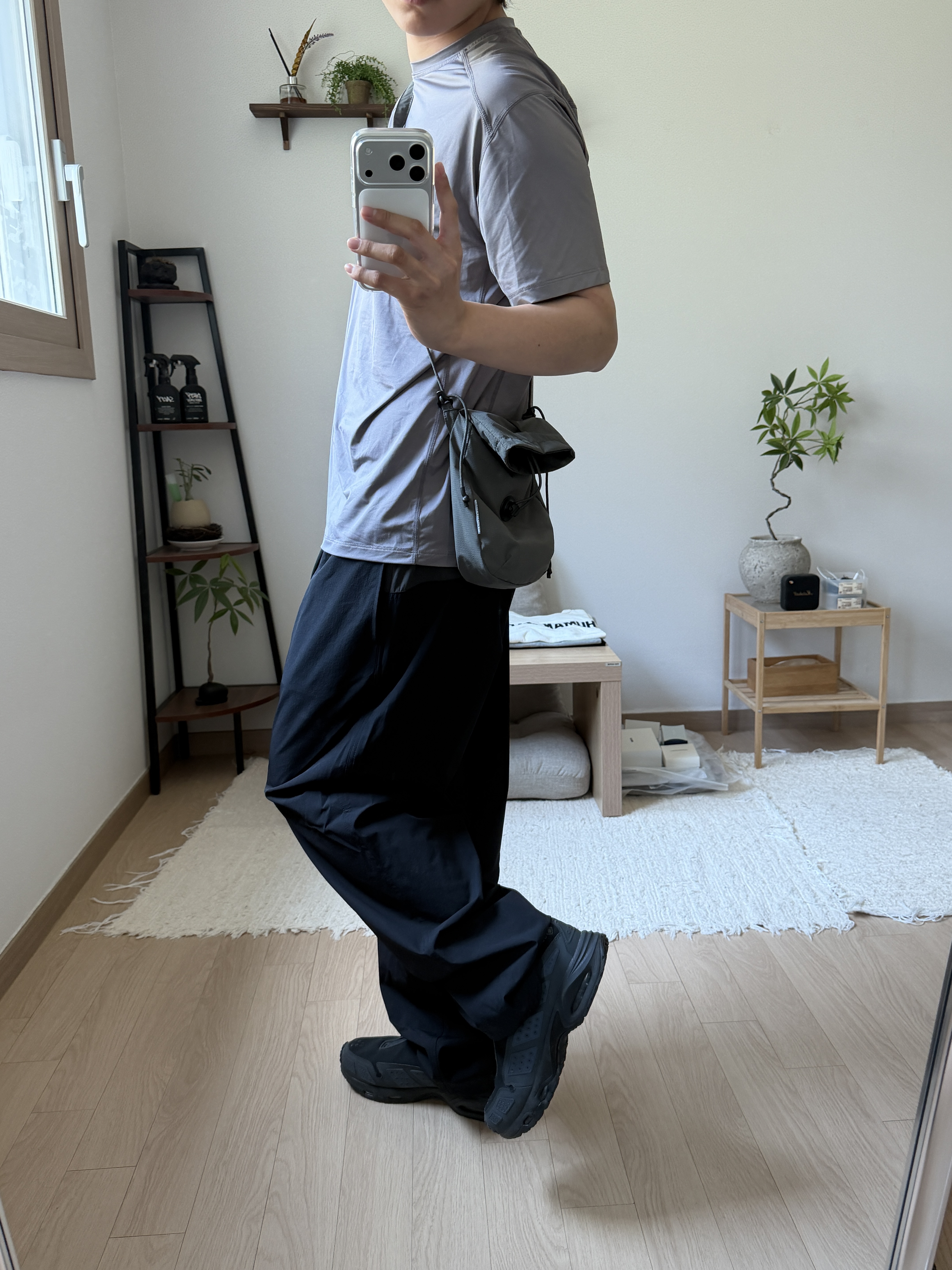 (W) Nike Air Max SNDR Gore-Tex Black and Dark Smoke Grey, Sansan Gear Magnet Clip Bag Grey 착용 스타일