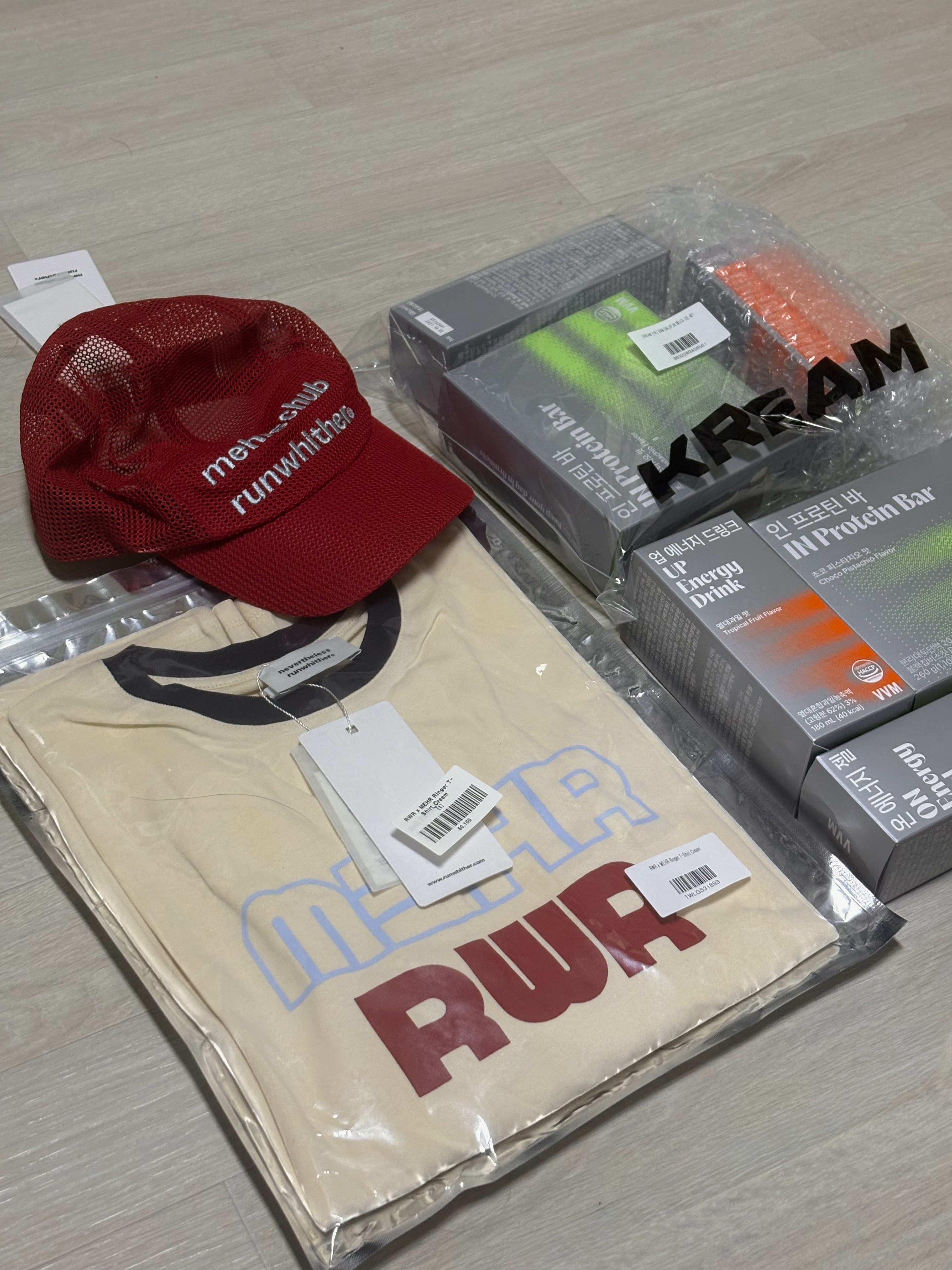 [KREAM 단독] RWR x MEHR Ringer T-Shirt Cream, [KREAM 단독] RWR x MEHR Mesh Cap Red 착용 스타일 - 6