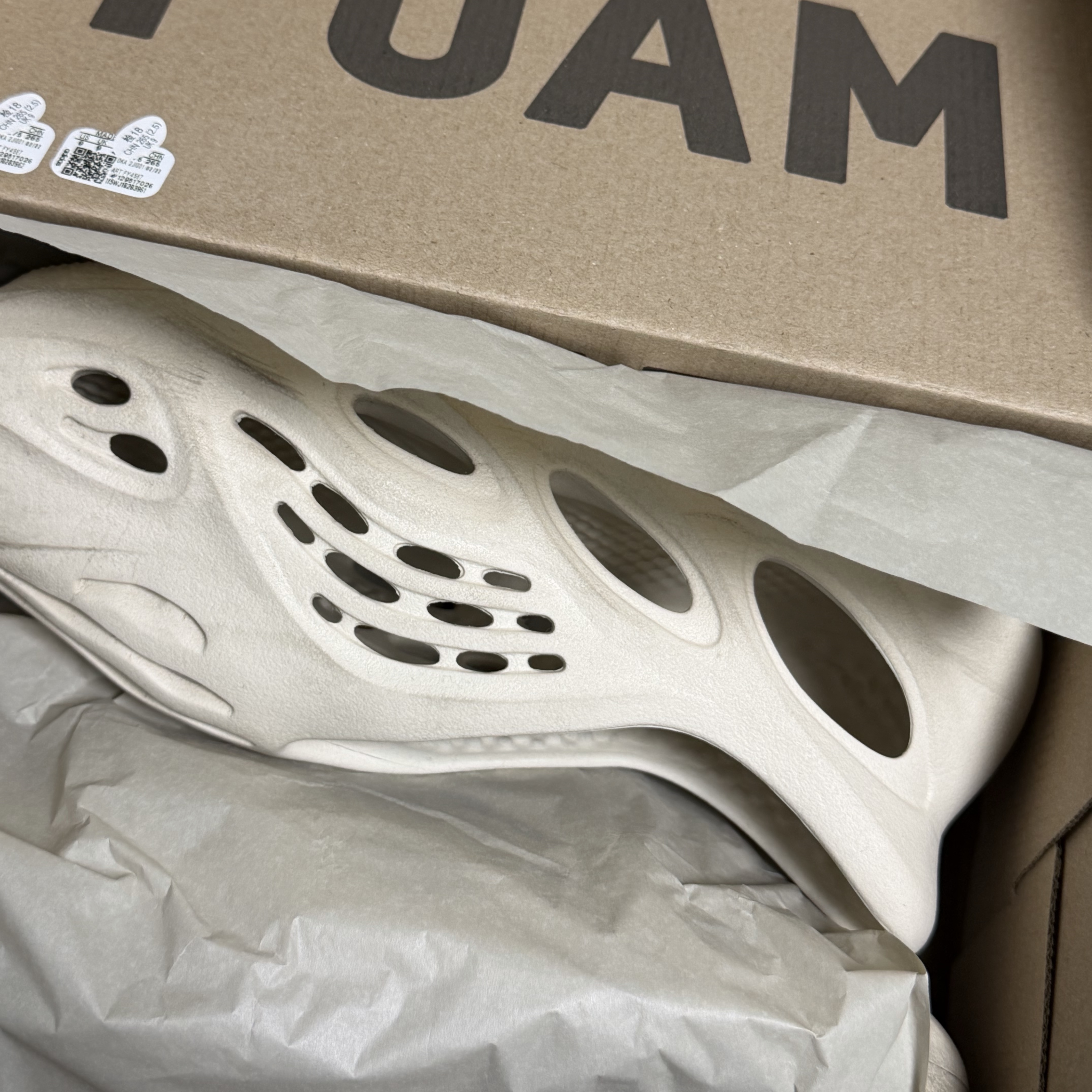 On Running x Post Archive Faction (Paf) Cloudmonster 2 Vapor Frost, Adidas Yeezy Foam RNNR Sand 착용 스타일 - 3