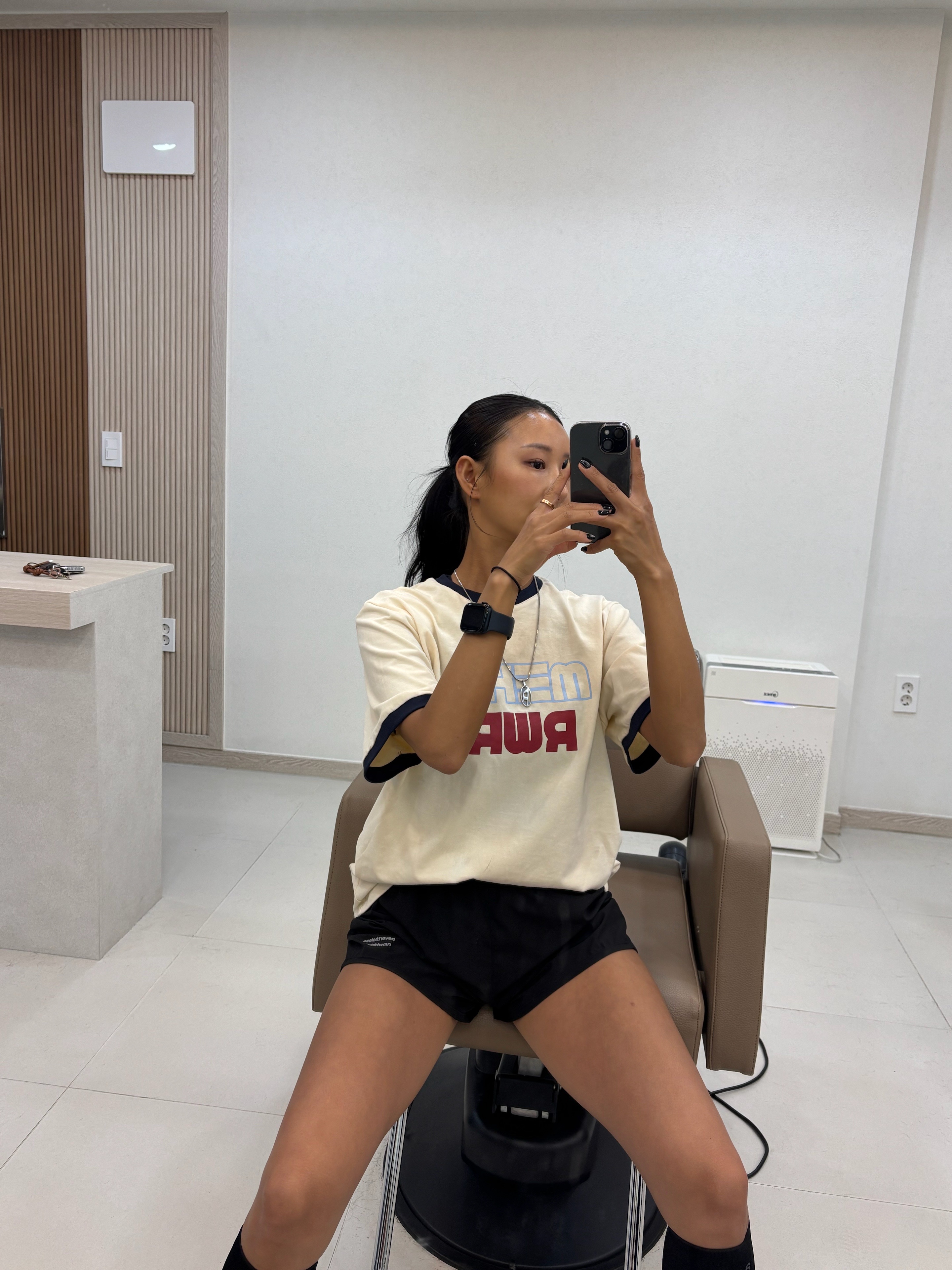 [KREAM 단독] runwhither Windbreaker Jacket V2 White, [KREAM 단독] runwhither Womens 3inch Shorts Black 착용 스타일 - 3