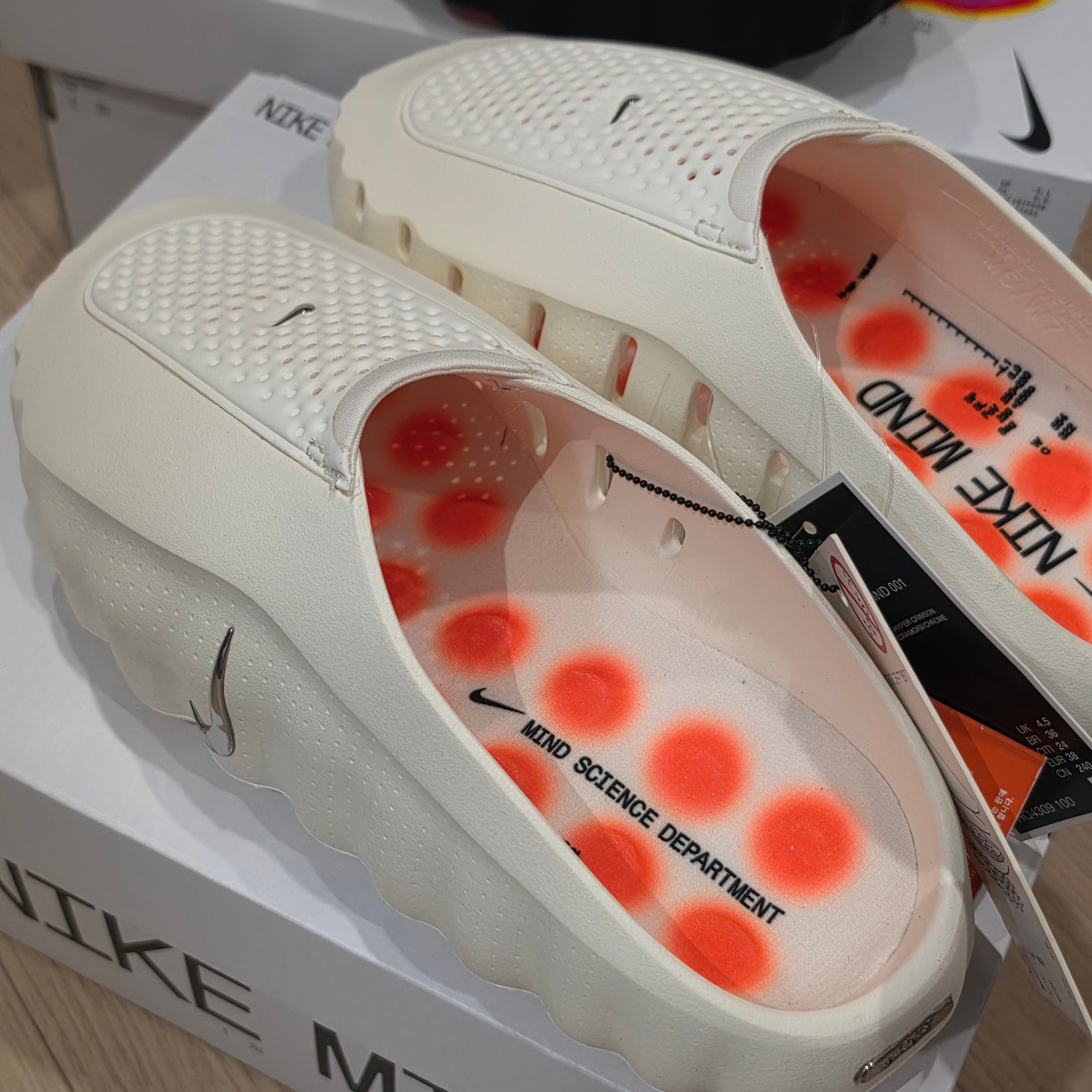(W) Nike Mind 001 Sail Hyper Crimson 착용 스타일
