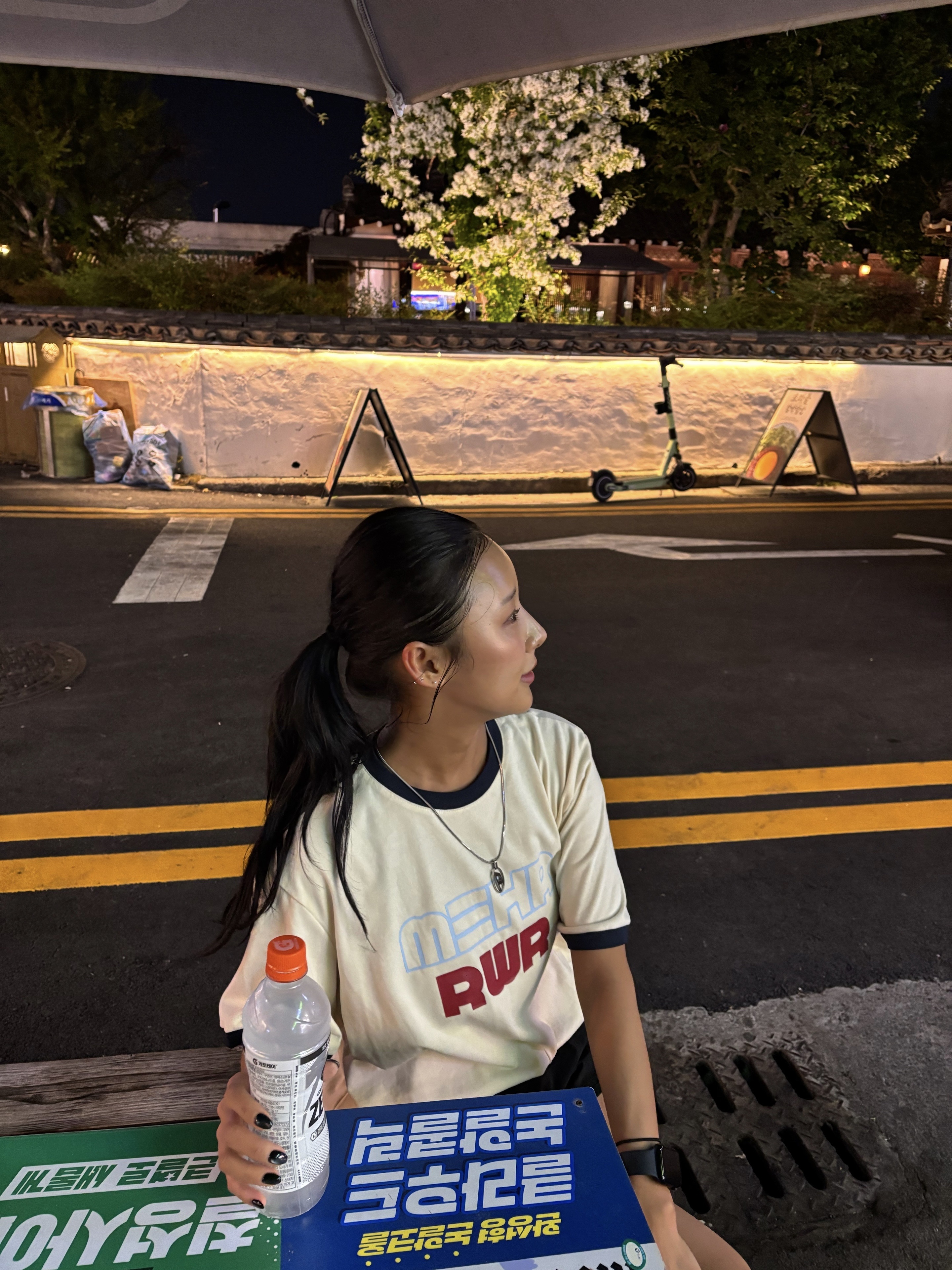[KREAM 단독] runwhither Windbreaker Jacket V2 White, [KREAM 단독] runwhither Womens 3inch Shorts Black 착용 스타일 - 6