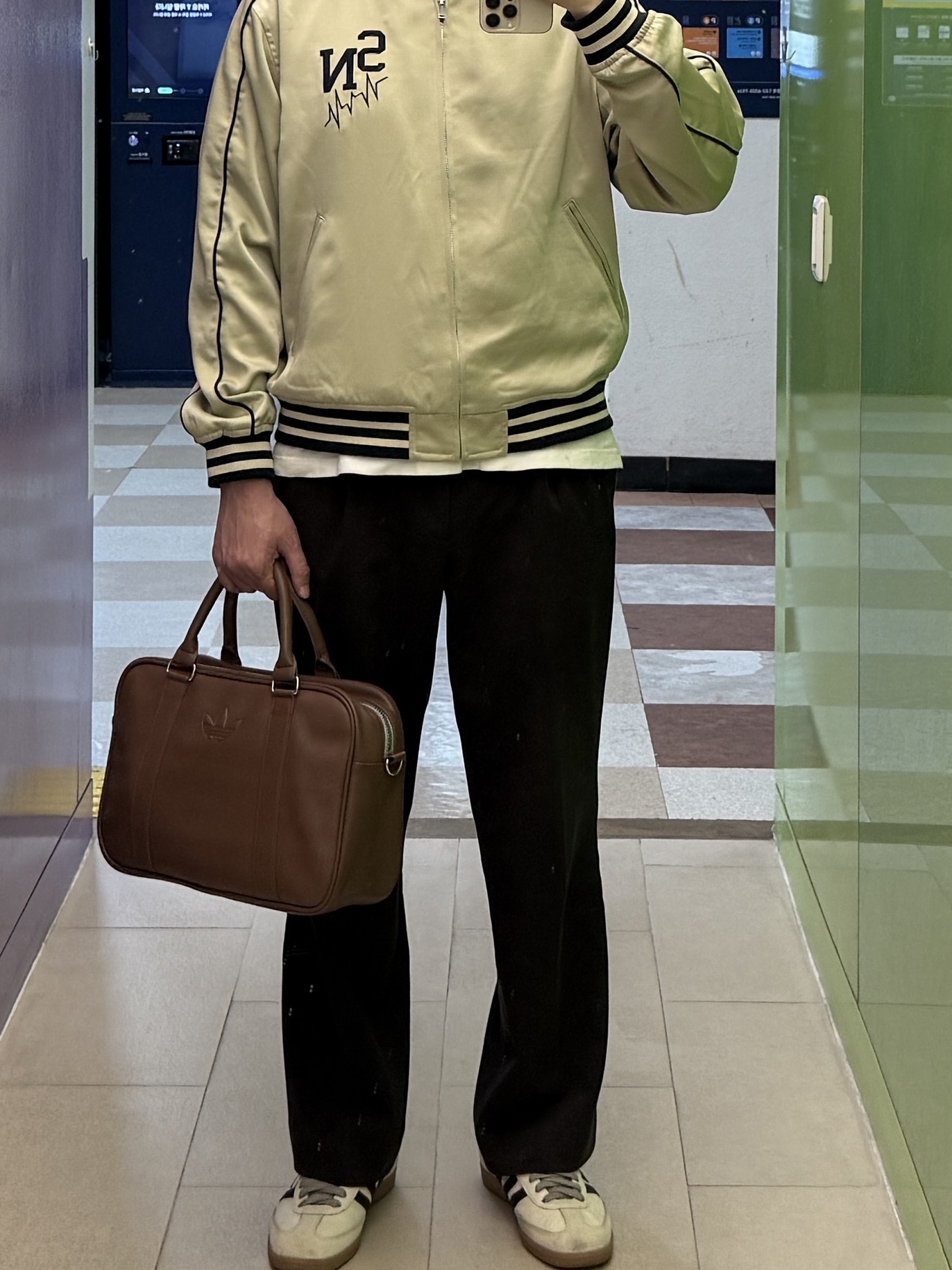 GU x Undercover Satin Rib Blouson Beige, Adidas Airliner2 Tote Bag Brown 착용 스타일