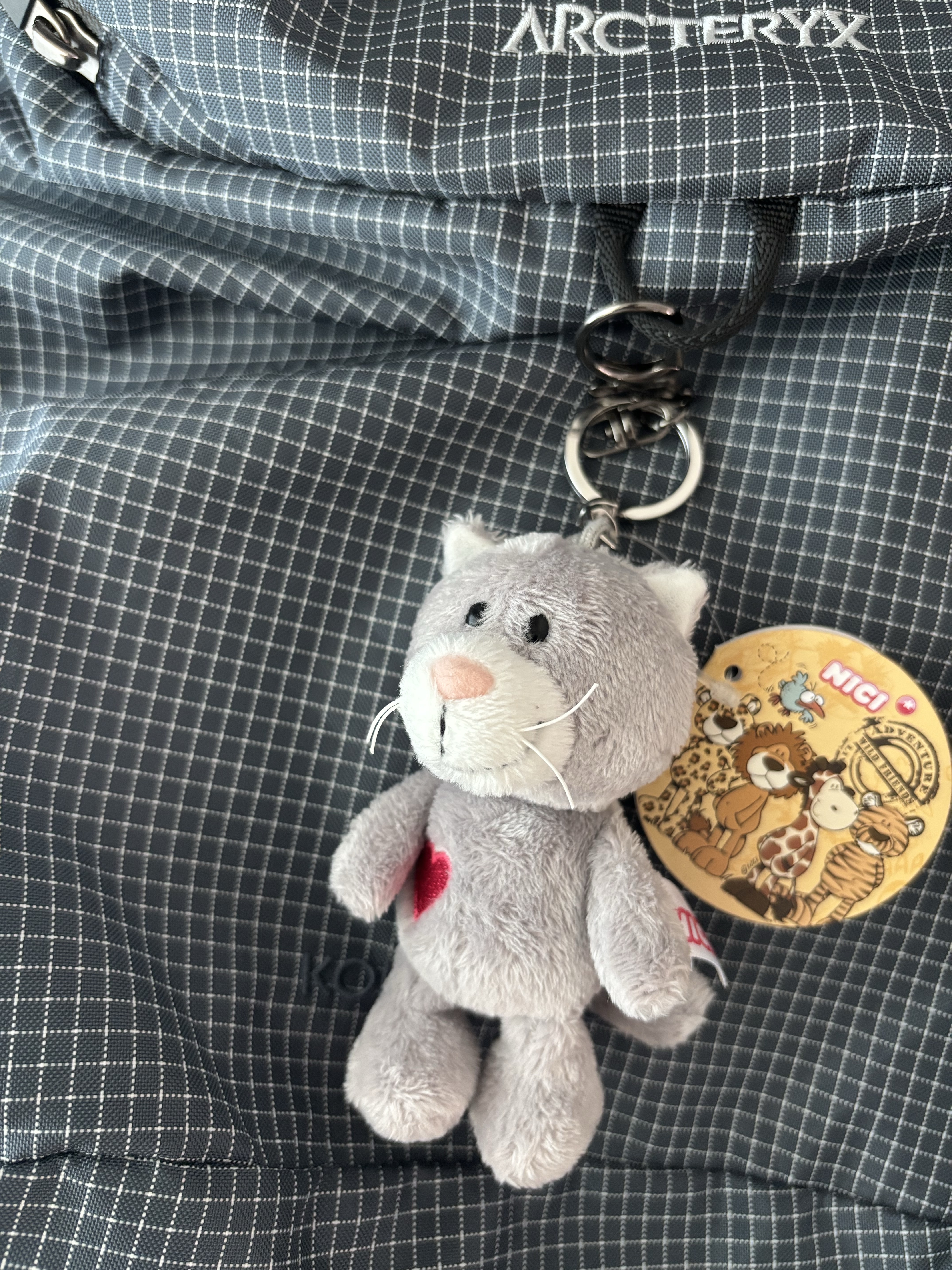 [KREAM 단독] NICI Kitten Gray Keychain 10cm 착용 스타일
