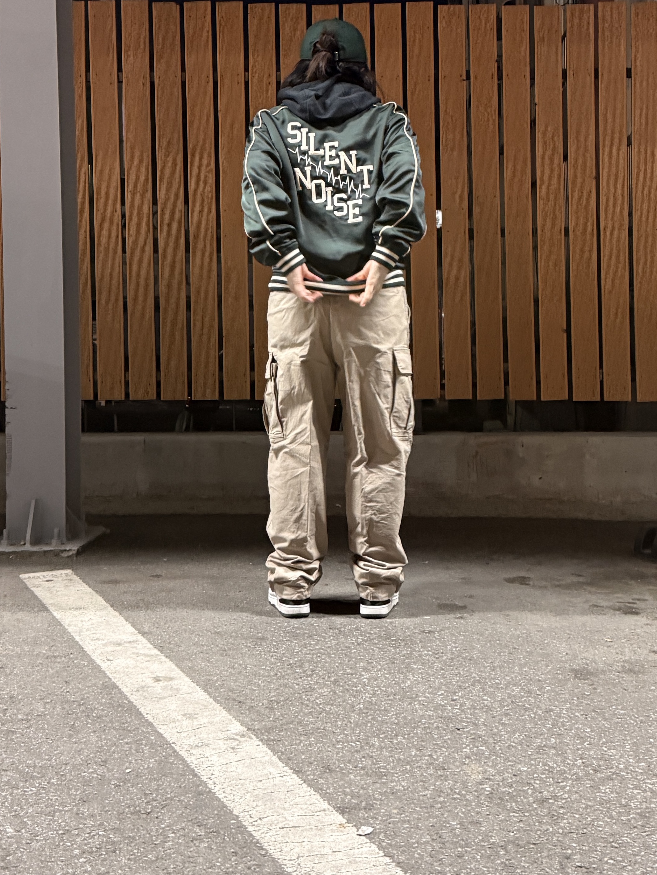 GU x Undercover Satin Rib Blouson Dark Green, (W) Uniqlo Barrel Cargo Pants Beige 착용 스타일 - 1