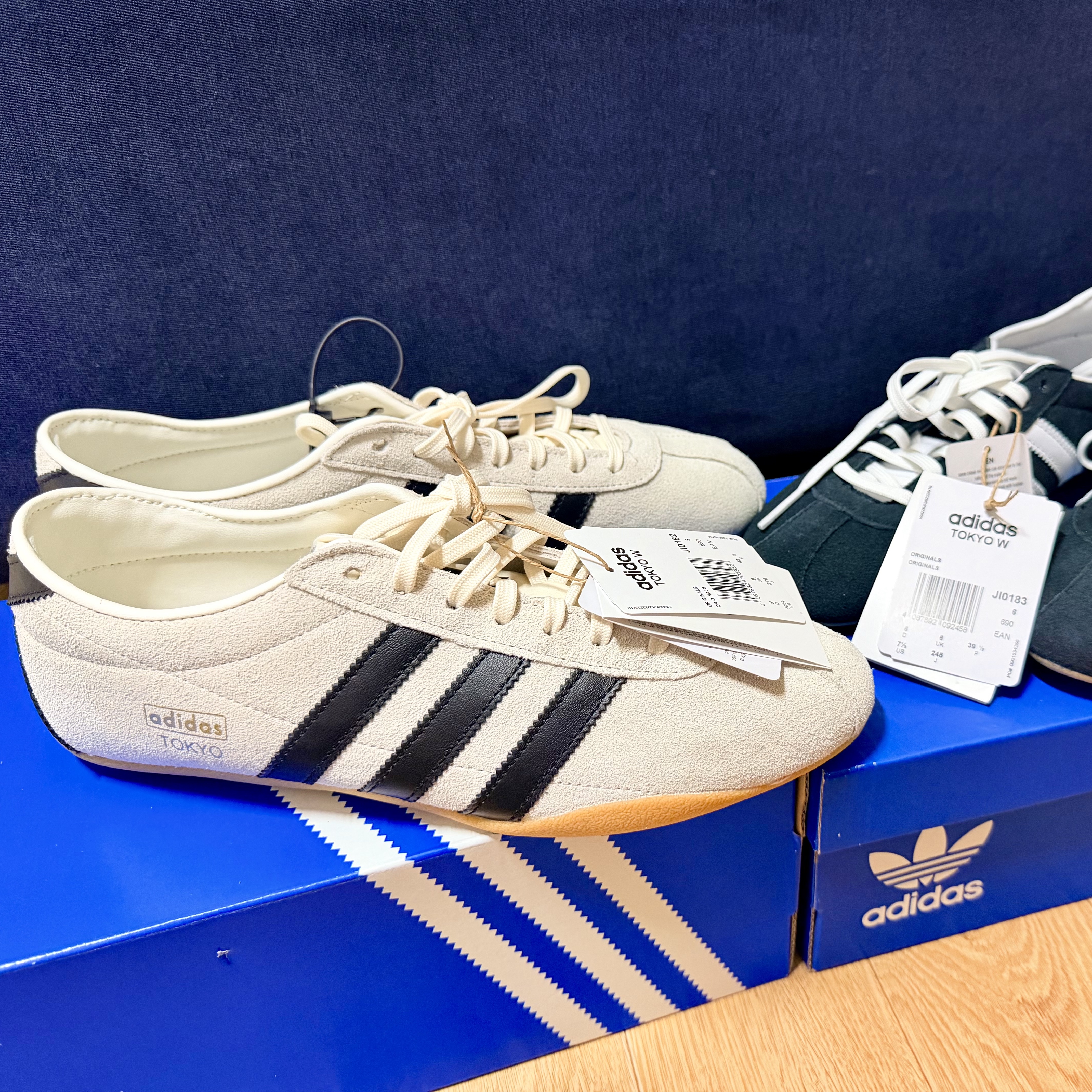 (W) Adidas Tokyo Off White Core Black 착용 스타일