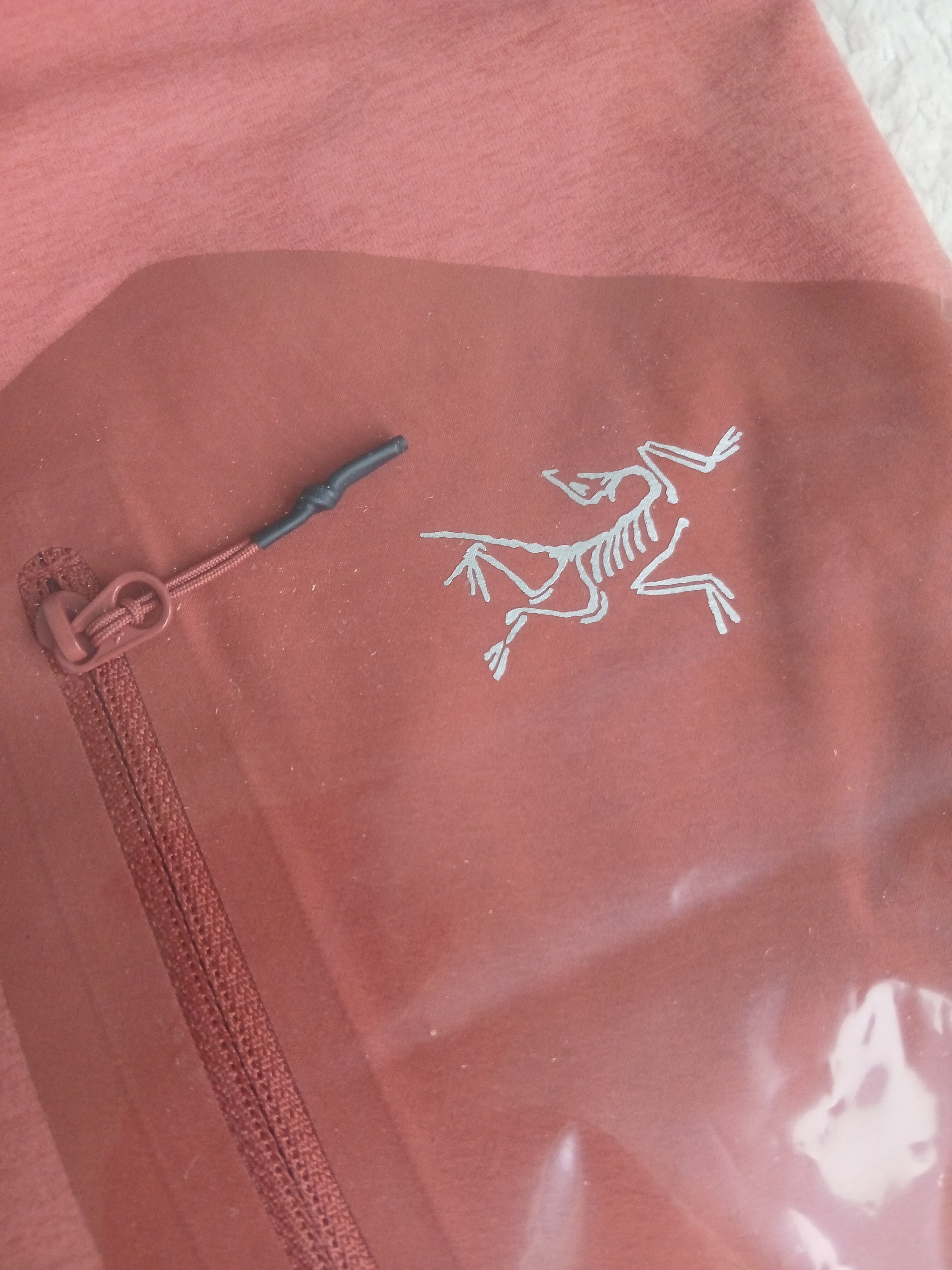 Arc'teryx Konseal Pocket SS T-Shirt Stone Red Dk Stone 착용 스타일 - 7