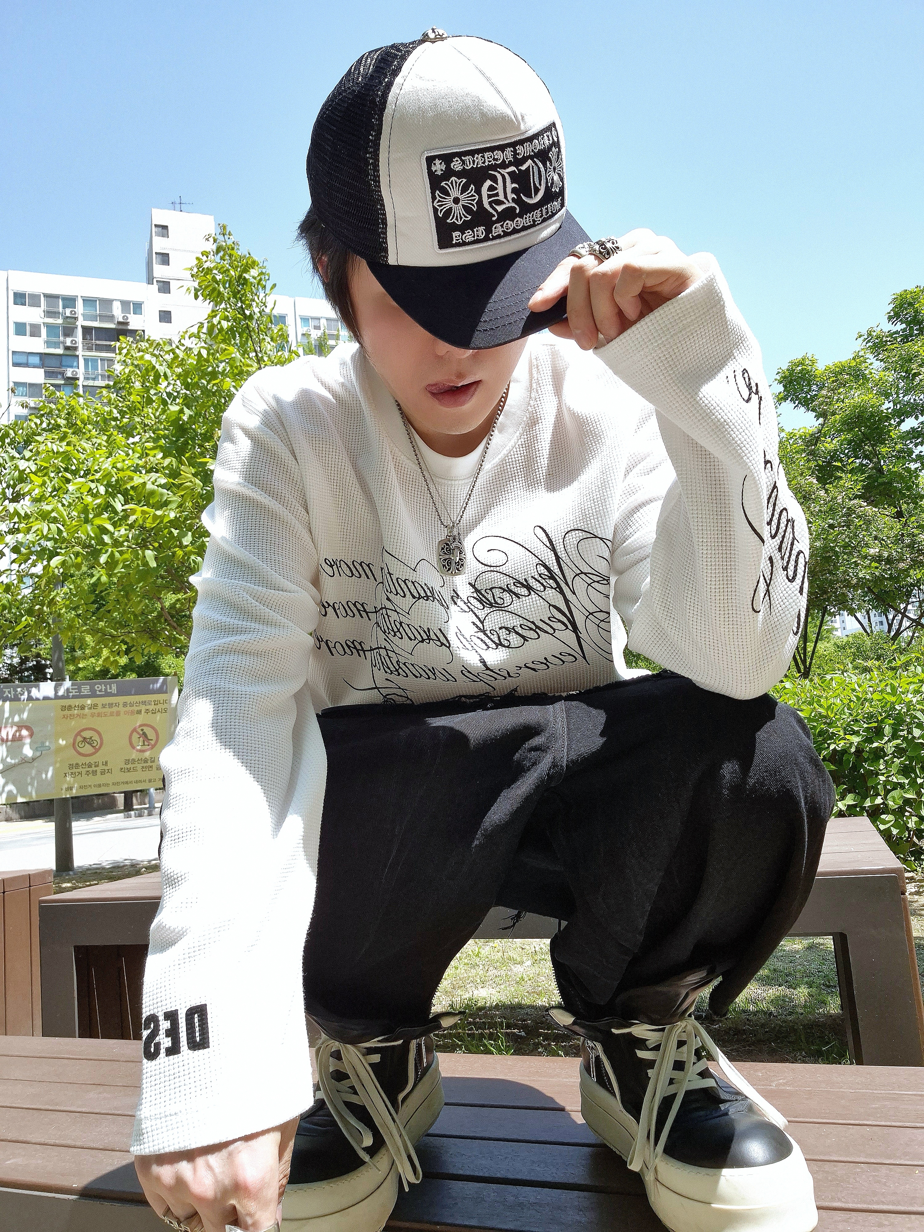 ROARINGRAD Layered Carbon Bermuda Denim Pants Black, Rick Owens Mega Bumper Geobasket Black Milk 착용 스타일 - 1