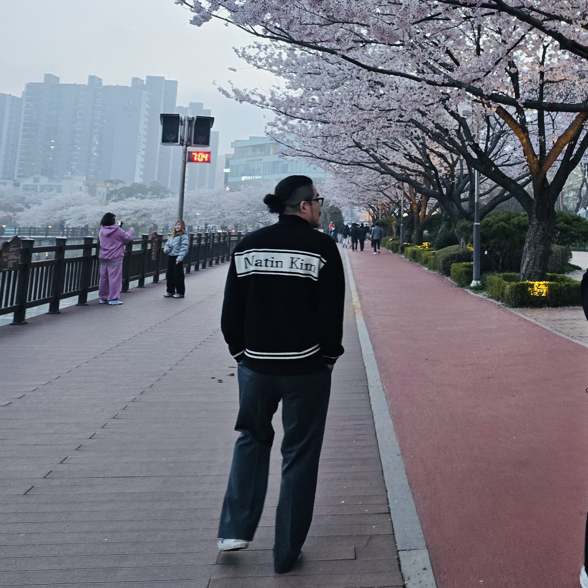 Matin Kim Spell Point Stripe Knit Cardigan Black, Golden Goose Superstar Beige Night Blue Heel Tab Sneakers 착용 스타일