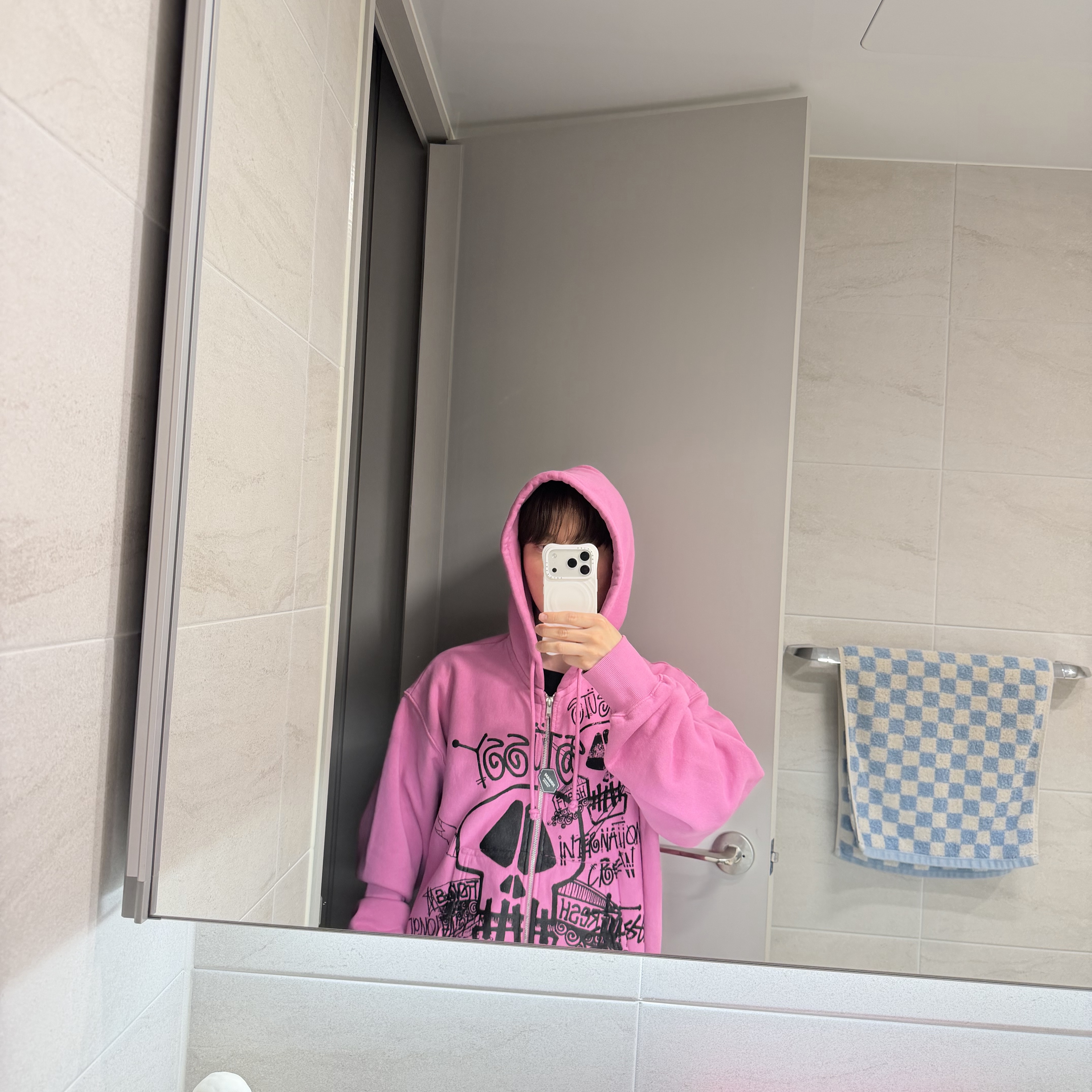 Stussy Skulls Pigment Dyed Zip Hoodie Pink 착용 스타일 - 1