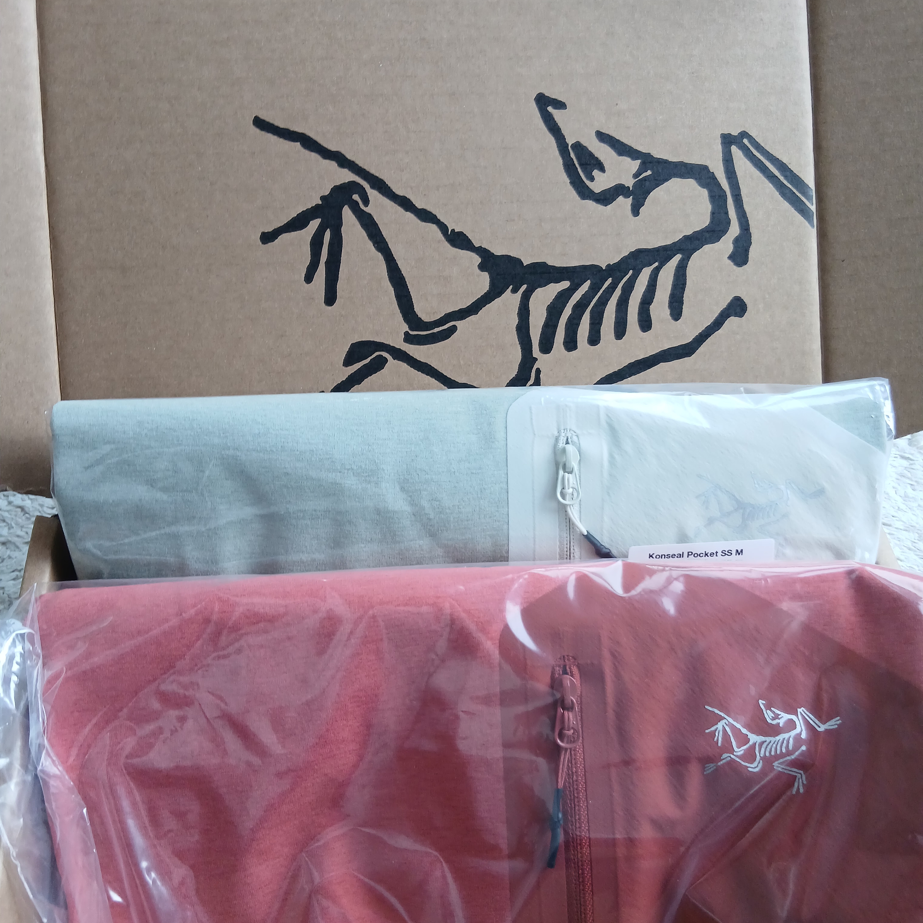 Arc'teryx Konseal Pocket SS T-Shirt Stone Red Dk Stone, Arc'teryx Konseal Pocket SS T-Shirt Habitat 착용 스타일 - 4