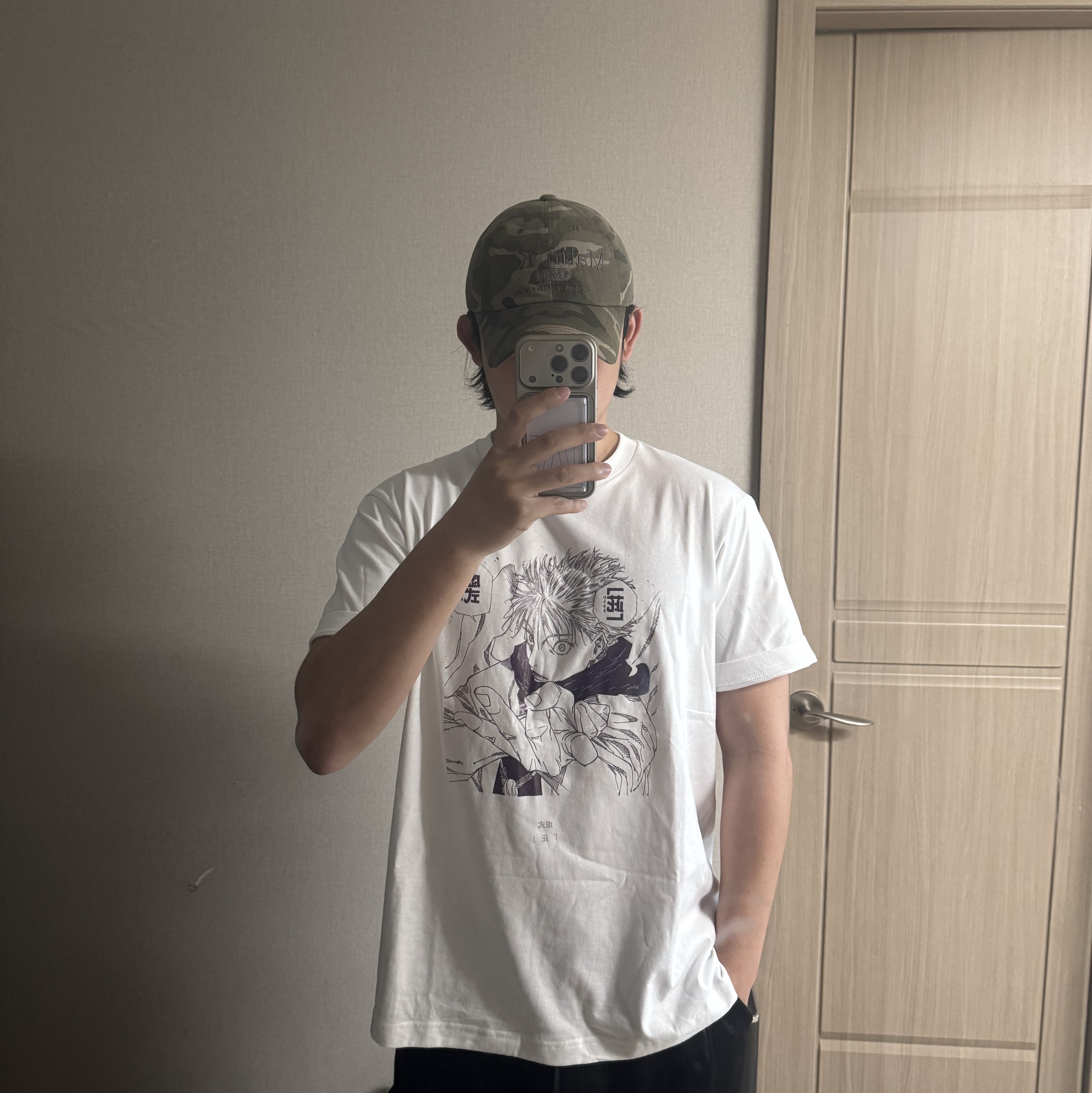 Uniqlo UT Shueisha 100th Anniversary Jujutsu Kaisen T-Shirt White 착용 스타일